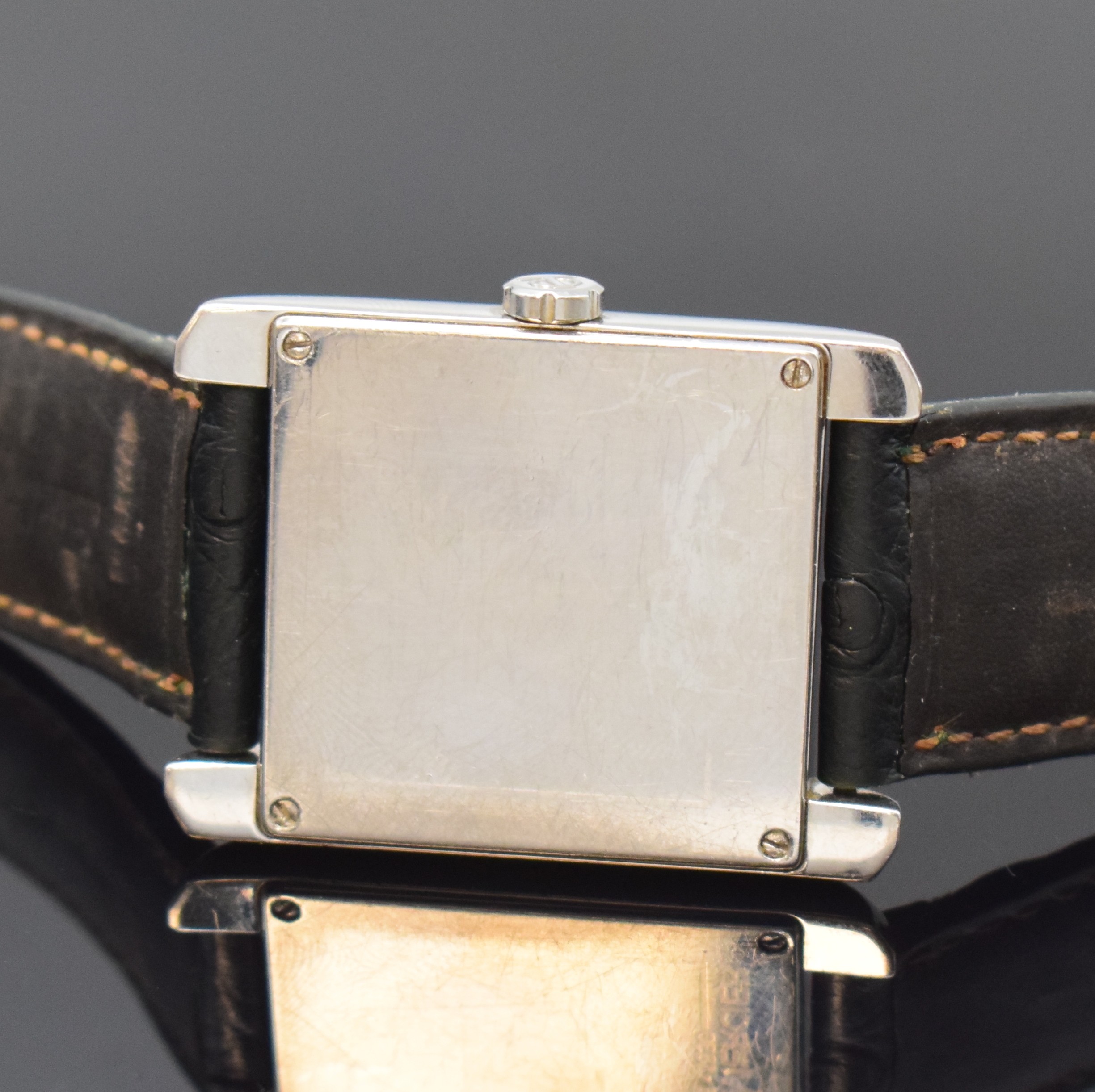 Detail d: BAUME & MERCIER rechteckige Armbanduhr in Stahl, Schweiz um 2010, quartz, 4-fach verschr. Geh., Saphirglas, neutr. Lederband m. orig. Faltschl. in ...