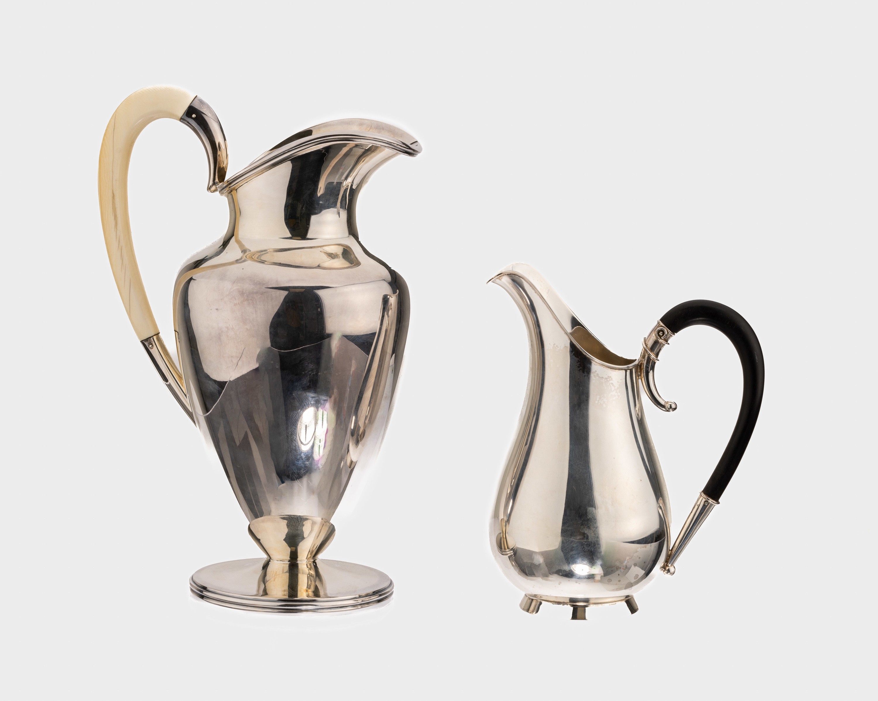 2 Schenkkannen, 925er Silber, deutsch, 1x ovoid mit weissem Bakelitgriff, H. ca. 23 cm, min. Gebr.-Spuren, Hersteller Gottlieb Kurz/ Schwäbisch ...