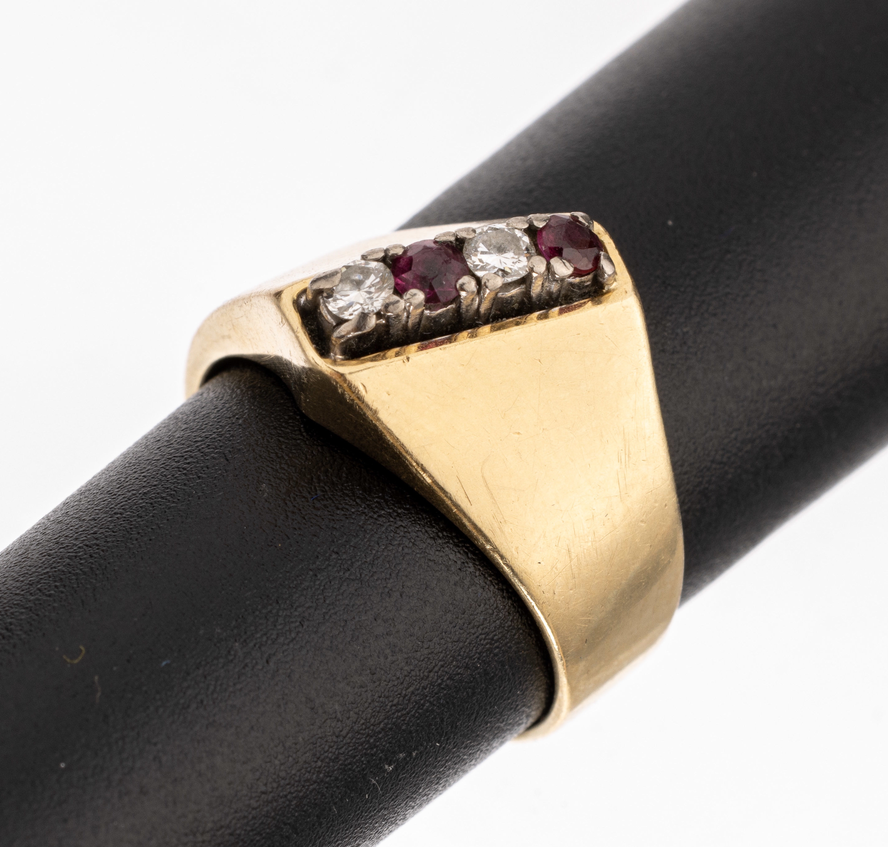 14 kt Gold Rubin-Brillant-Ring, GG 585/000,2 rundfacett. Rubine zus. ca. 0.10 ct, 2 Brillanten zus. ca. 0.10 ct Weiss/si, RW 51, ca. 7.5 g, min. ...