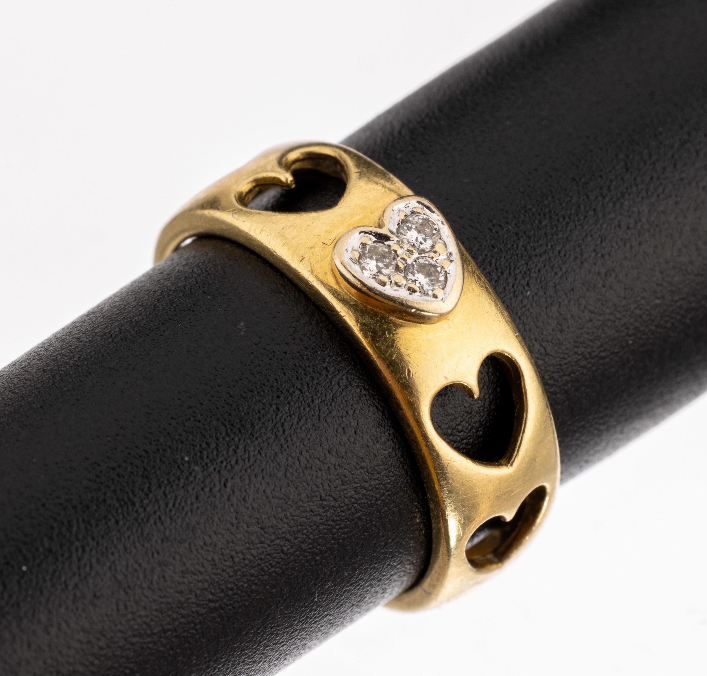 18 kt Gold Brillant-Ring, GG 750/000, Ringschiene herzf. durchbrochen, 3 Brillanten in herzf. Fassung zus. ca. 0.06 ct Weiss/si, RW49, ca. 3.8 g