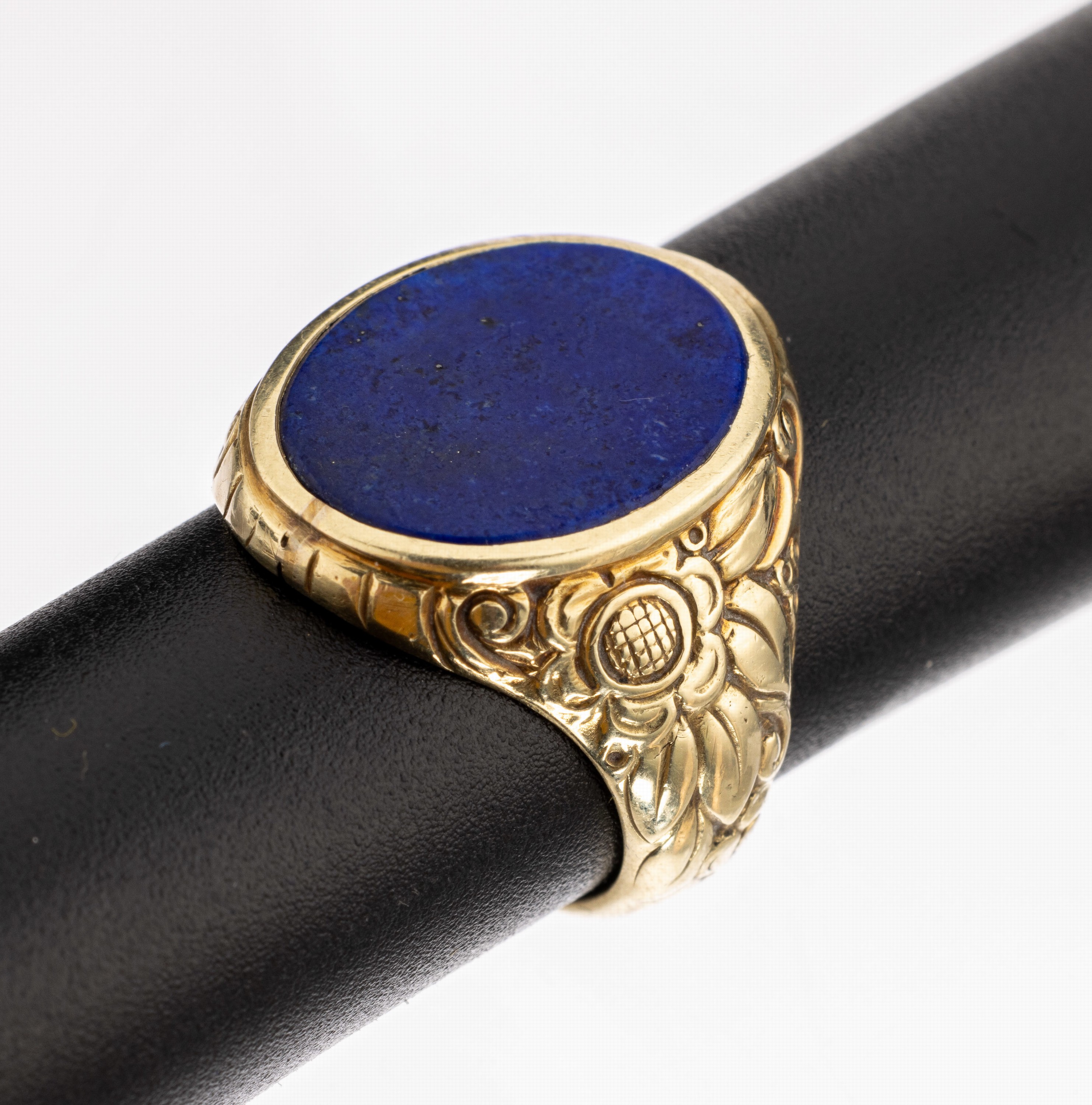 14 kt Gold Lapislazuli-Ring, um 1900, GG 585/000, ovaler Ringkopf mit Lapislazuliplatte, Ringschultern floral grav.,RW 52, ca. 9.1 g, Lapislazuli ...