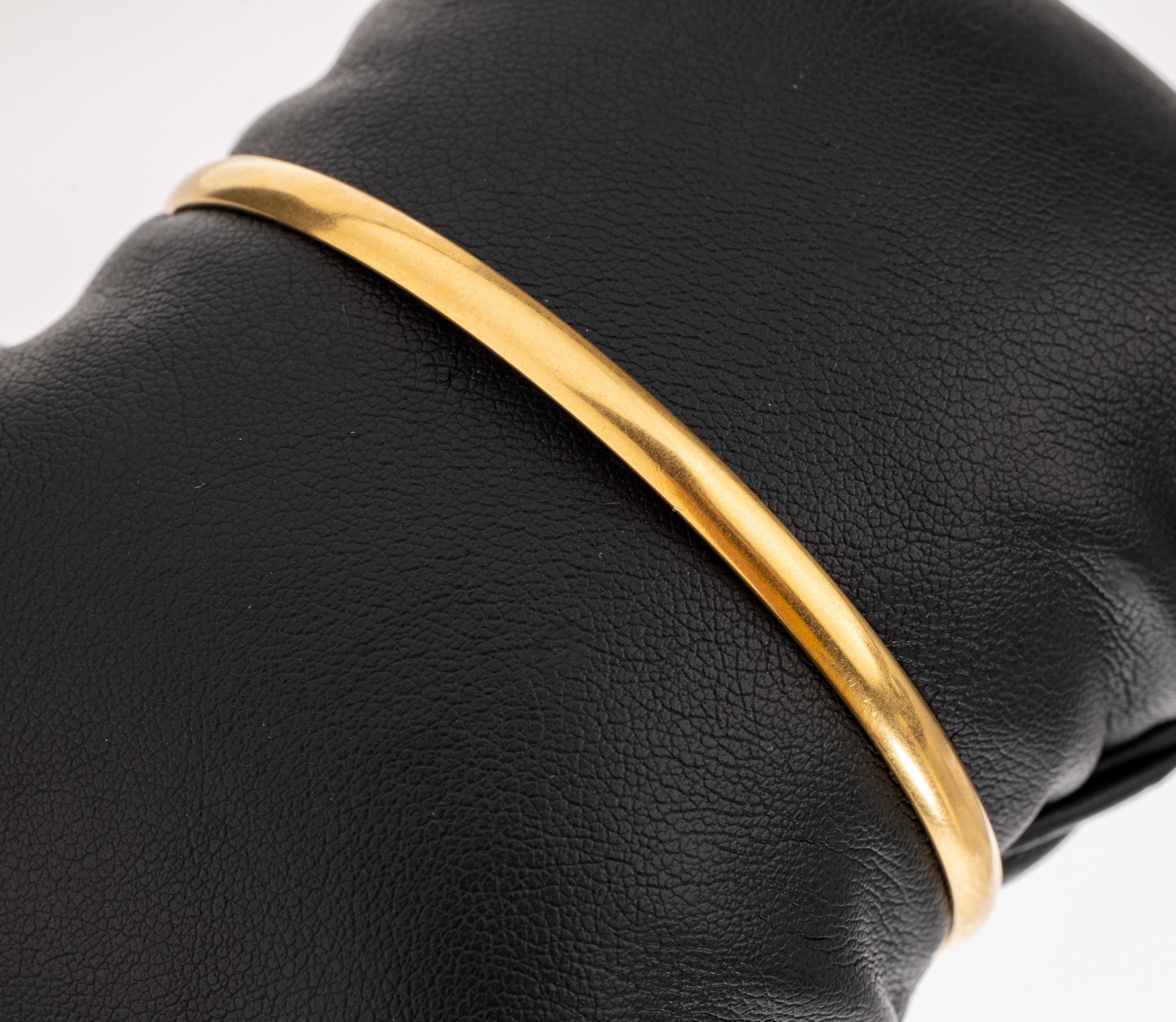 18 kt Gold Armreif, GG 750/000, schlicht, D. ca. 6.3 cm, ca. 16.4 g