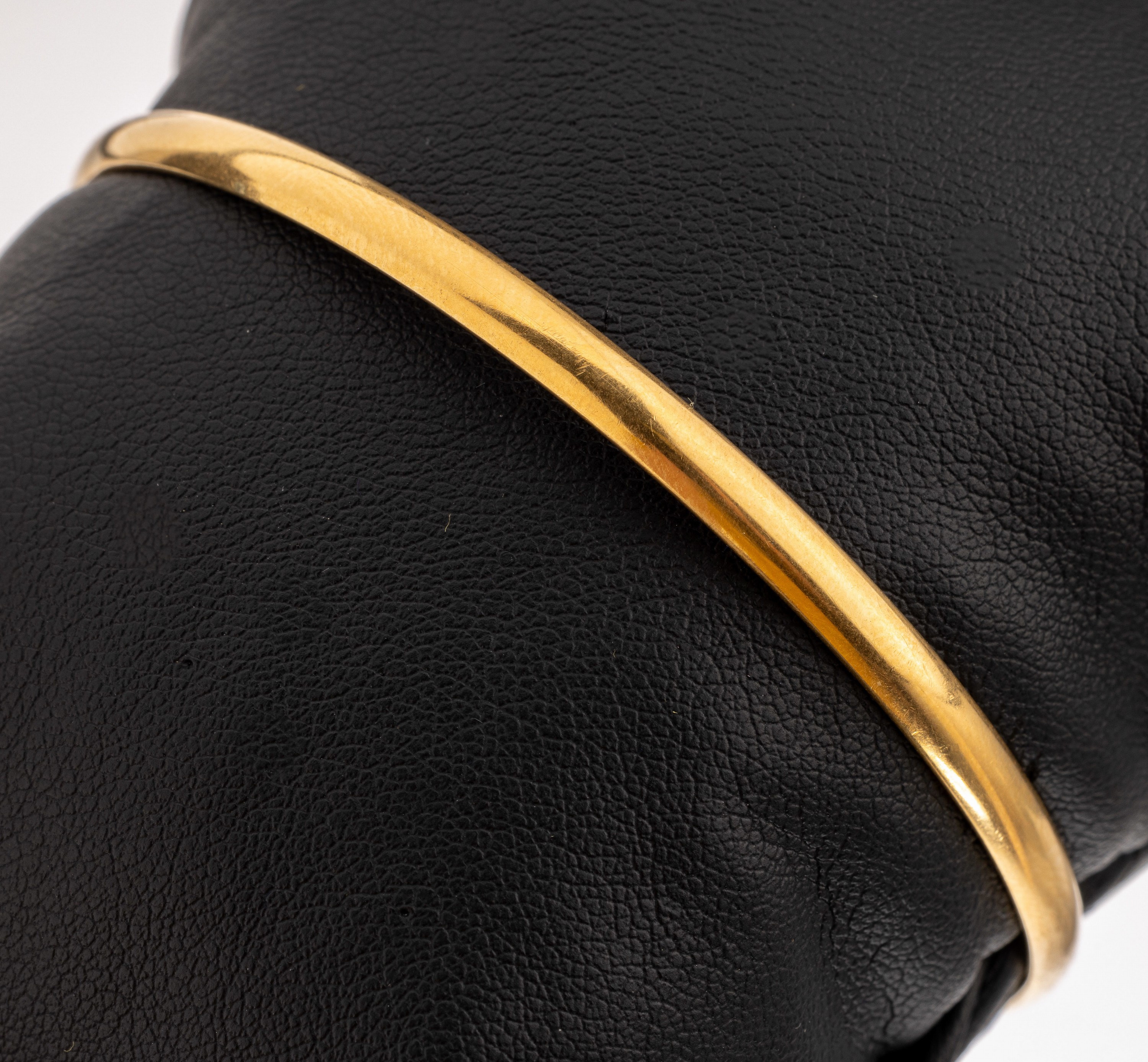 18 kt Gold Armreif, GG 750/000, schlicht, D. ca. 6.5 cm, ca. 16.9 g