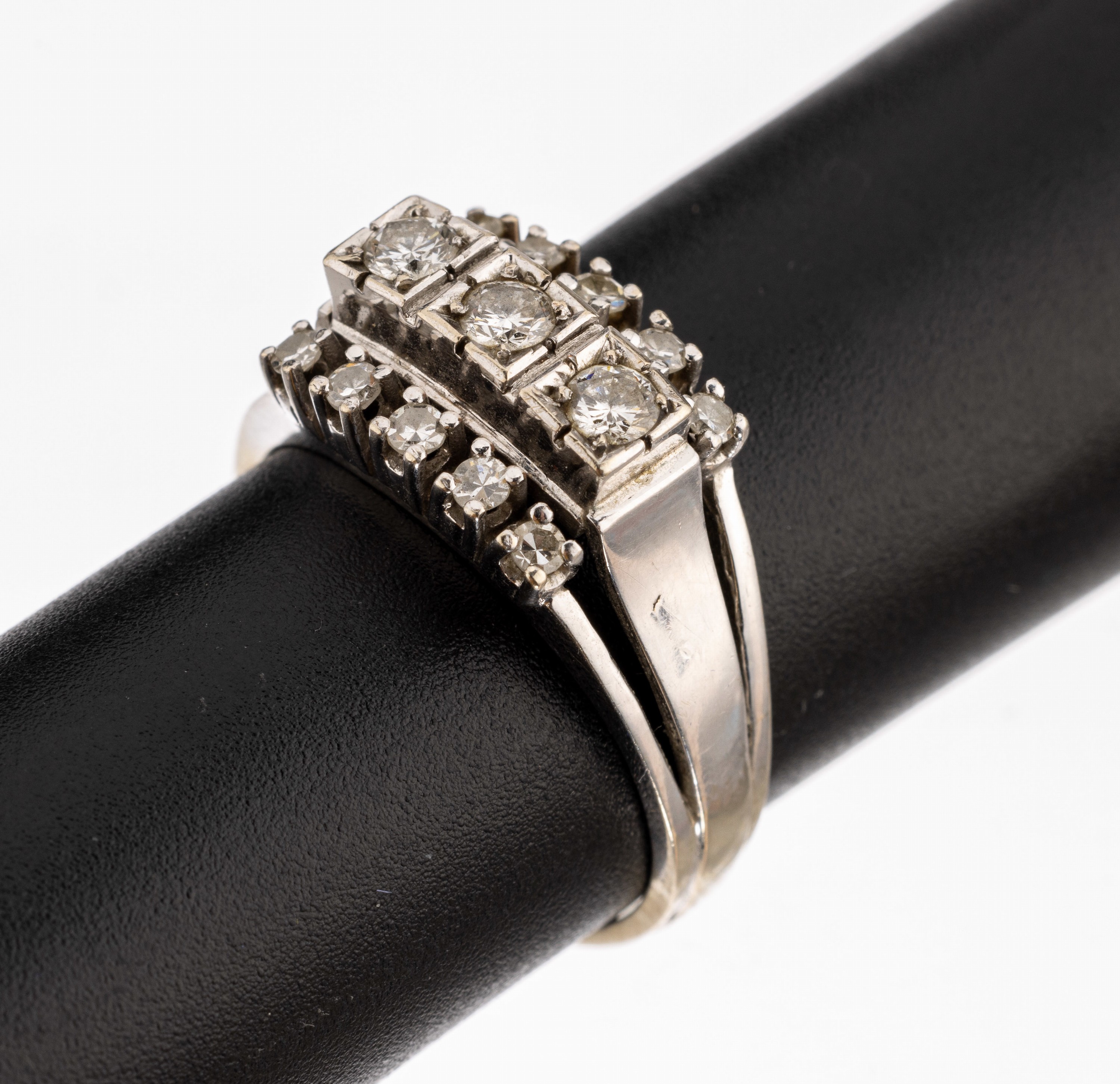 14 kt Gold Diamant-Ring, WG 585/000, 3 Brillanten und 10 8/8-Diamanten zus. ca. 0.60 ct Weiss/si, RW 60, ca. 6.0 g