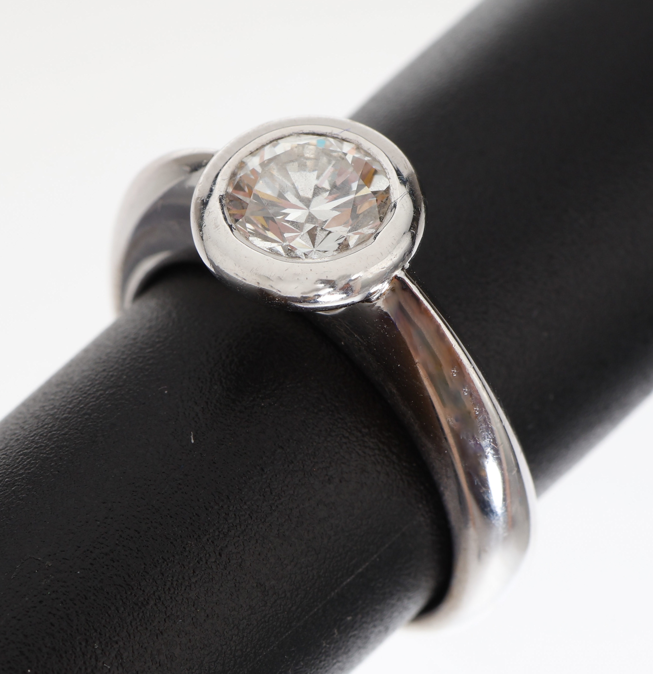 18 kt Gold Brillant-Ring, WG 750/000, Brillant in Zargenfassung ca. 1.0 ct Weiss/vs, RW 54, ca. 9.4 g