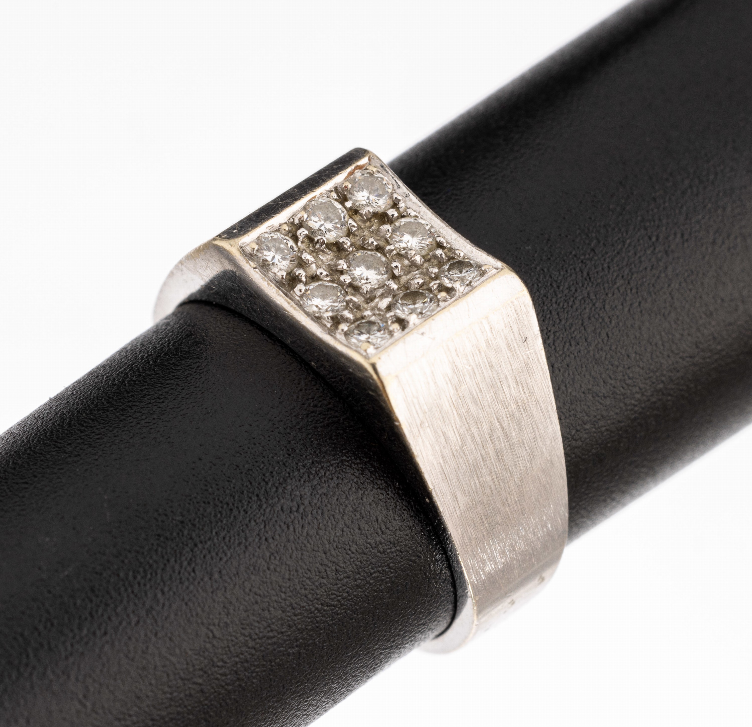 14 kt Gold Brillant-Ring, WG 585/000, Ringkopf konkav, 9 Brillanten zus. ca. 0.25 ctWeiss/si, RW 55, ca. 5.2 g