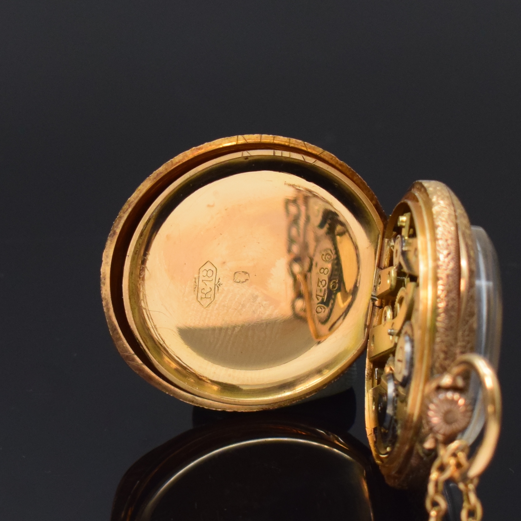 Detail d: A.Lansel, Zürich, Damentaschenuhr in RoseG 750/000 an Kette in GG 333/000, Schweiz um 1900, fein-grav. 2-Deckel Goldgeh. dell., rücks. ...