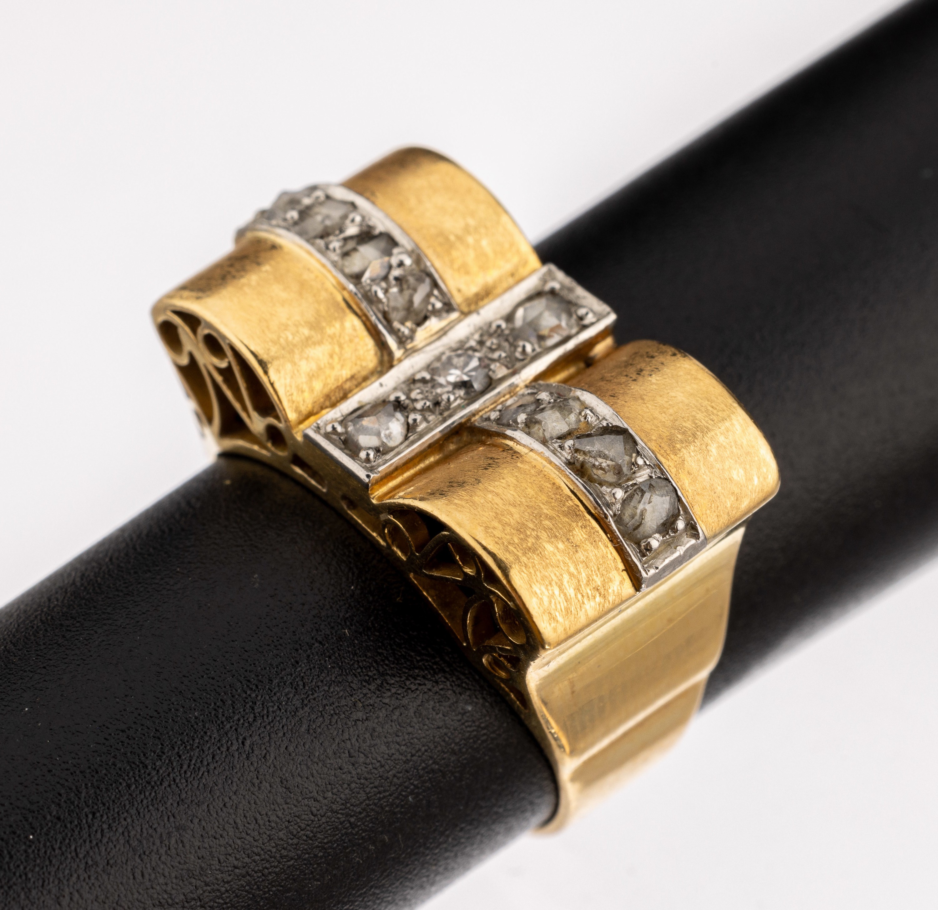 18 kt Gold Diamant-Ring, um 1930/40, GG 750/000 (gepr.), Unterkaderung, 11 Diamantrosen zus. ca. 0.30 ct, RW 57, ca. 7.8 g
