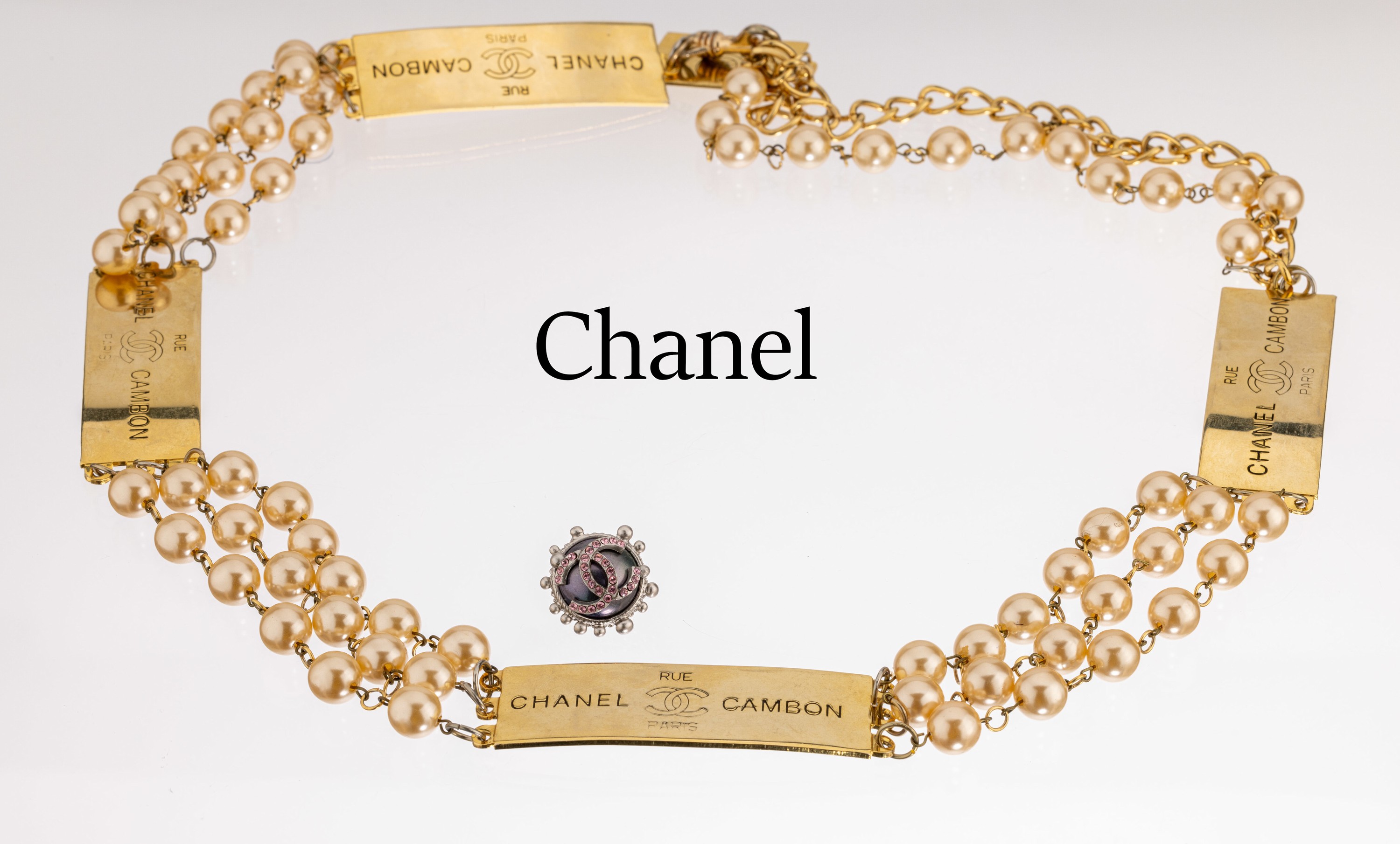 CHANEL Gürtel, Paris, Haute Couture, Metall vergoldet, 3-reihig mit Kunstperlen, Plakette mit Rue Cambon, Chanel, Paris, Abhängung mit Plakette CC ...