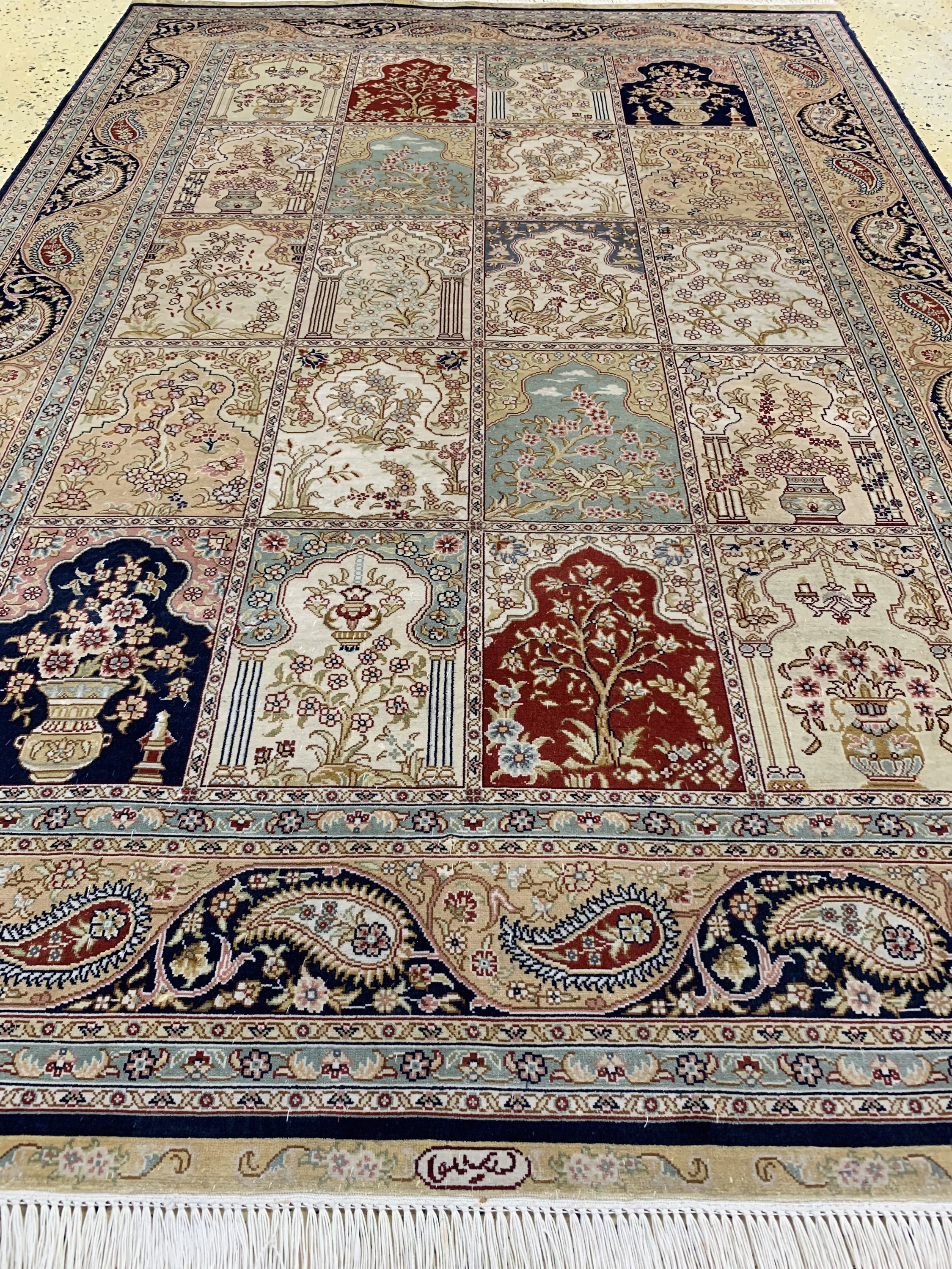 Detail e: Hereke Seide fein, China, Ende 20.Jhd, reine Naturseide, ca. 183 x 122 cm, EHZ: 2