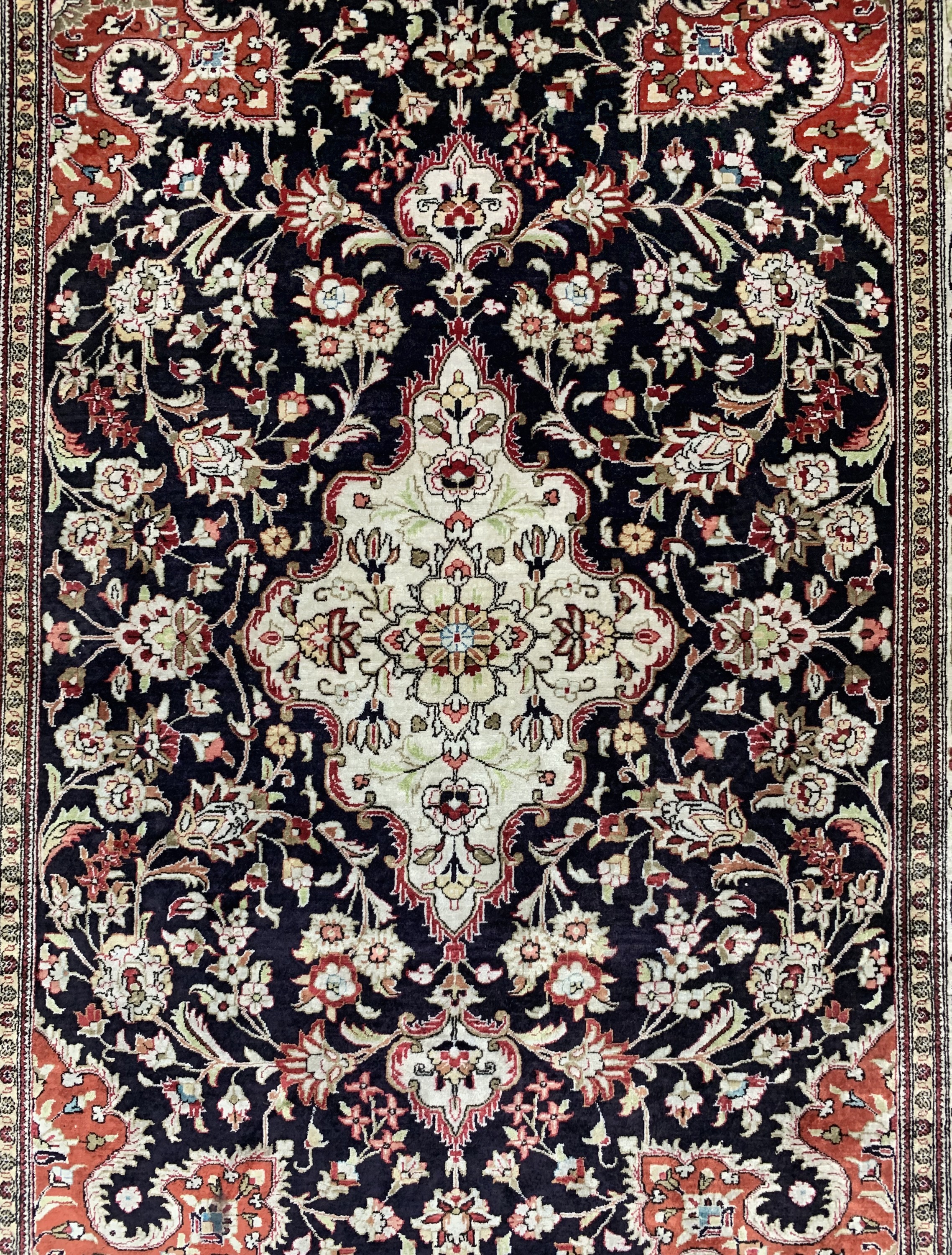Detail b: Ghom Seide, Persien, Mitte 20.Jhd, reine Naturseide, ca. 150 x 105 cm, EHZ: 2