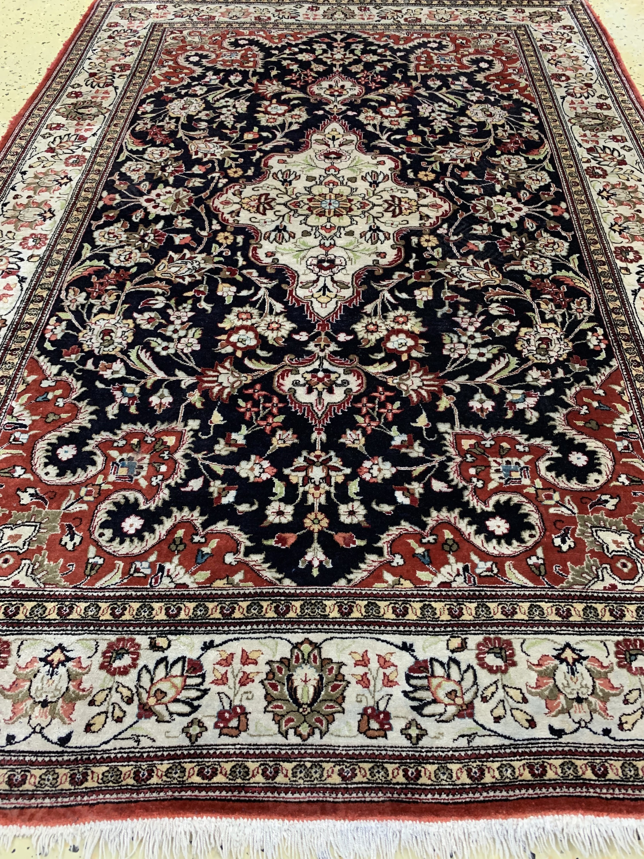 Detail c: Ghom Seide, Persien, Mitte 20.Jhd, reine Naturseide, ca. 150 x 105 cm, EHZ: 2