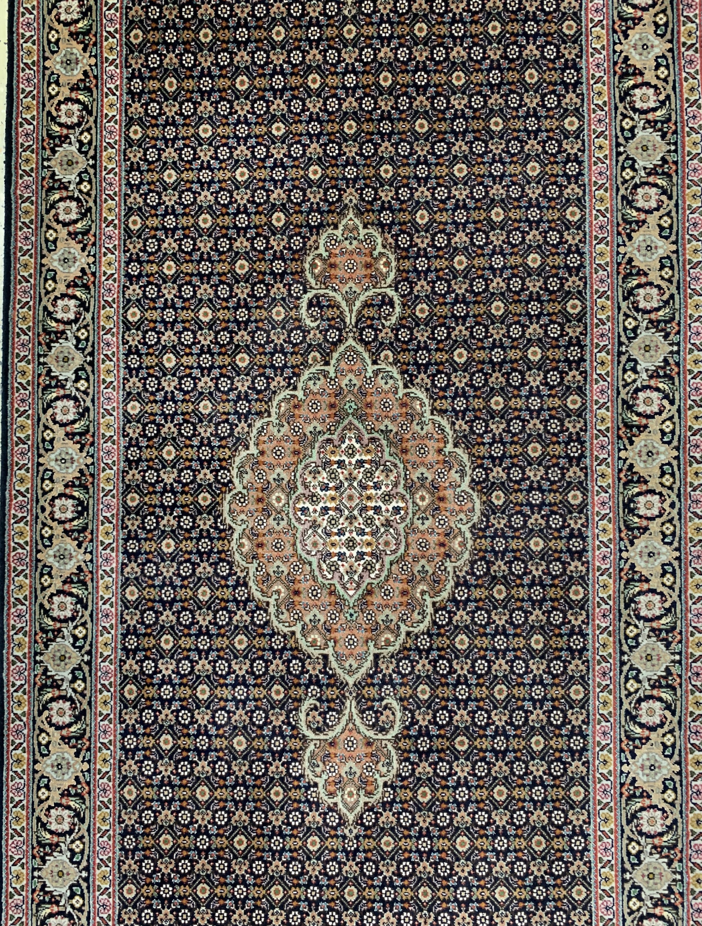 Detail b: Täbriz"Mahi"fein(50 Raj), Persien, Ende 20.Jhd, Korkwolle mit Seide, ca. 306 x 84 cm, ca. 500.000 Kn/qm, EHZ: 2