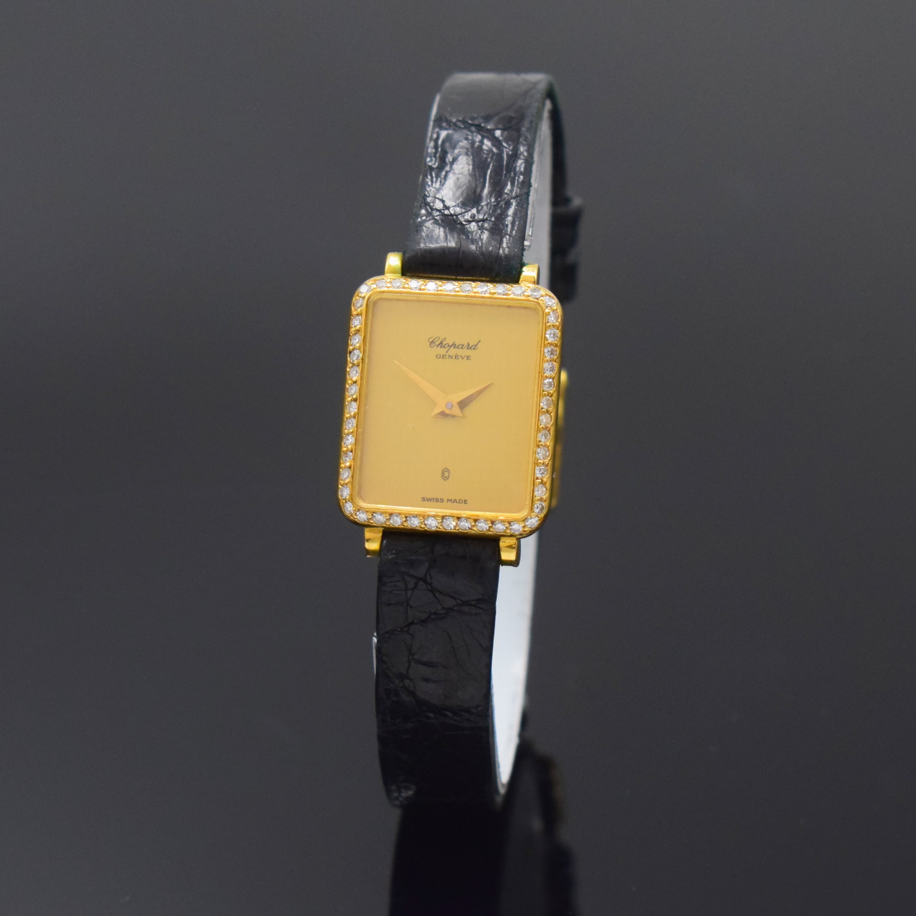CHOPARD feine Damenarmbanduhr in GG 750/000 mit Brillantlünette Referenz 5166 Schweiz um 1990, quarz, Boden aufgedr., orig. Lederband m. verg. orig. ...