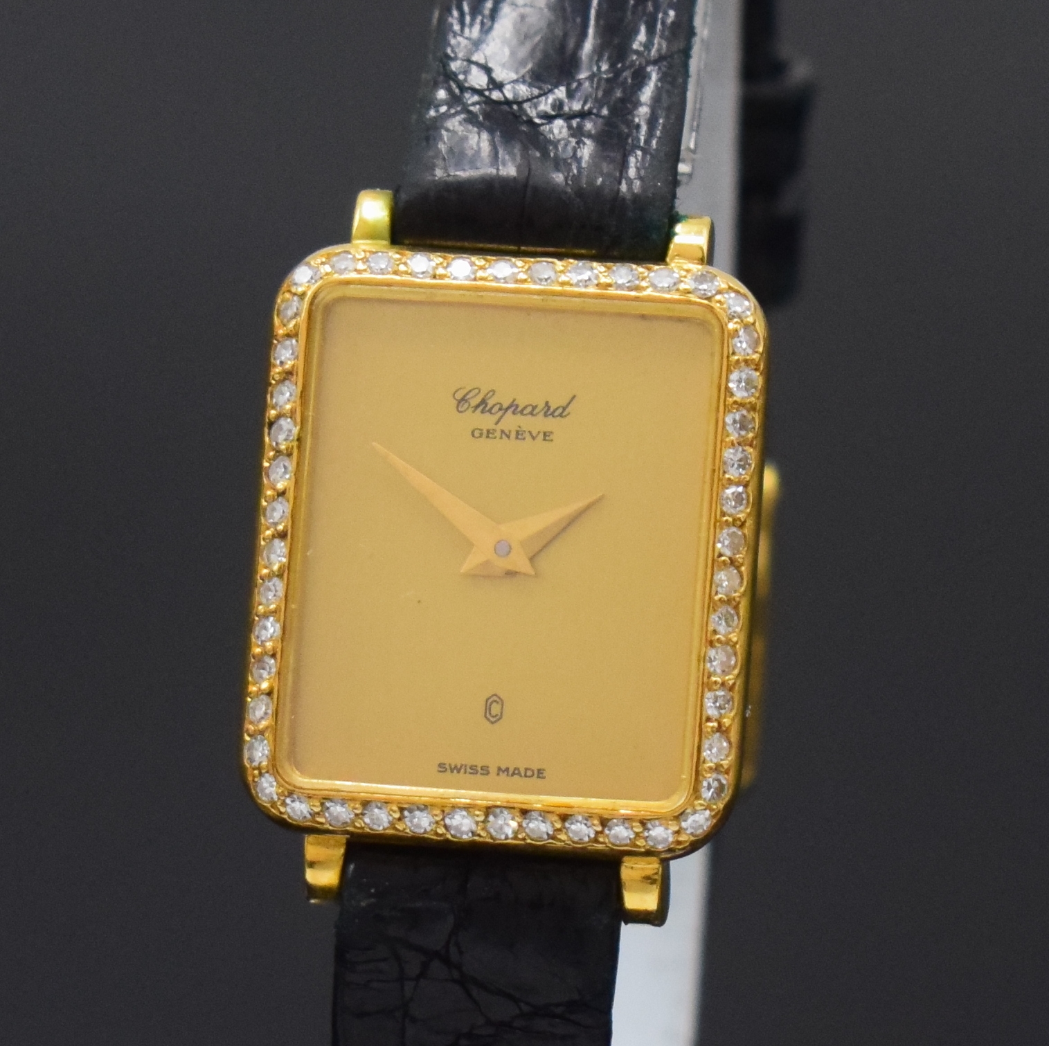 Detail a: CHOPARD feine Damenarmbanduhr in GG 750/000 mit Brillantlünette Referenz 5166 Schweiz um 1990, quarz, Boden aufgedr., orig. Lederband m. verg. orig. ...