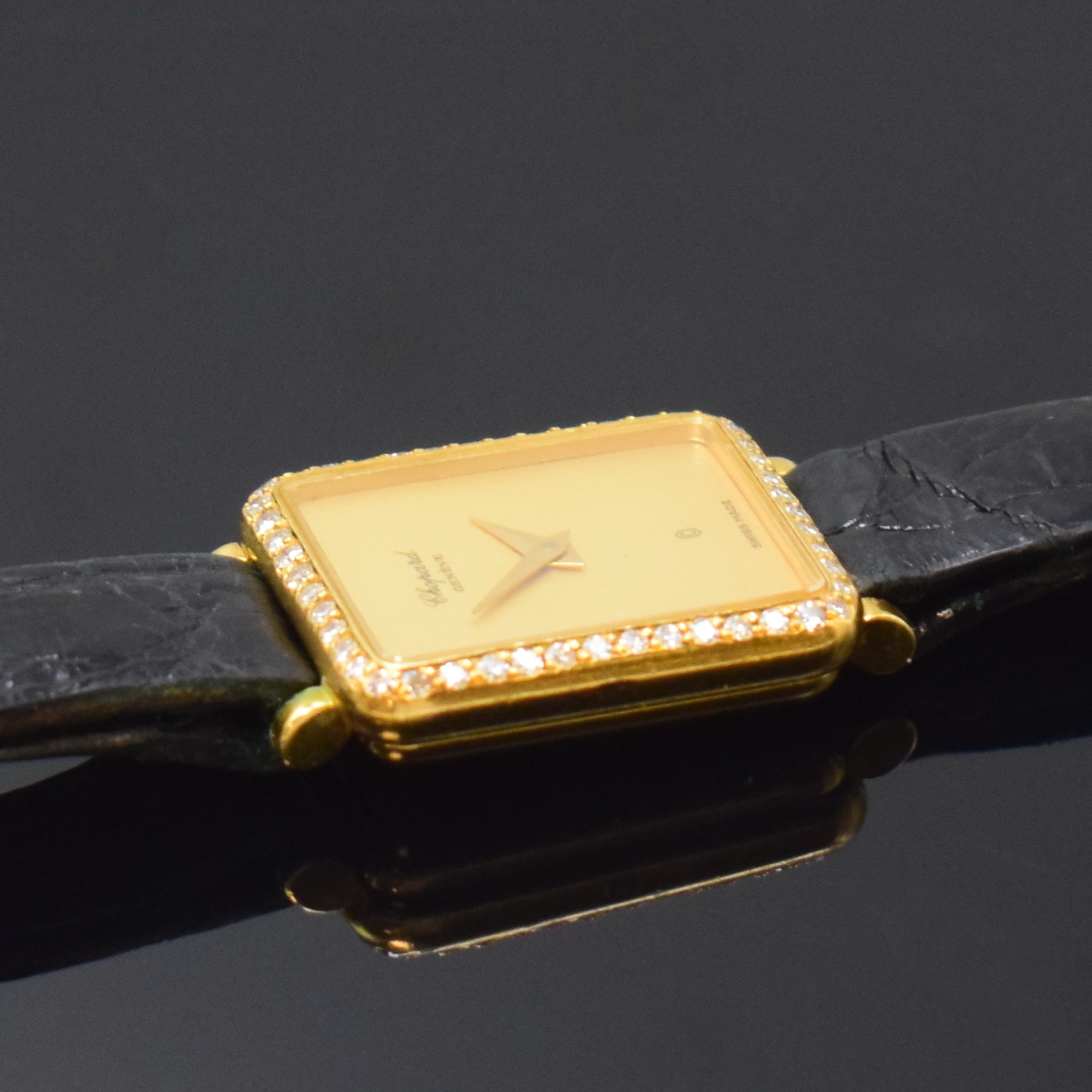 Detail d: CHOPARD feine Damenarmbanduhr in GG 750/000 mit Brillantlünette Referenz 5166 Schweiz um 1990, quarz, Boden aufgedr., orig. Lederband m. verg. orig. ...