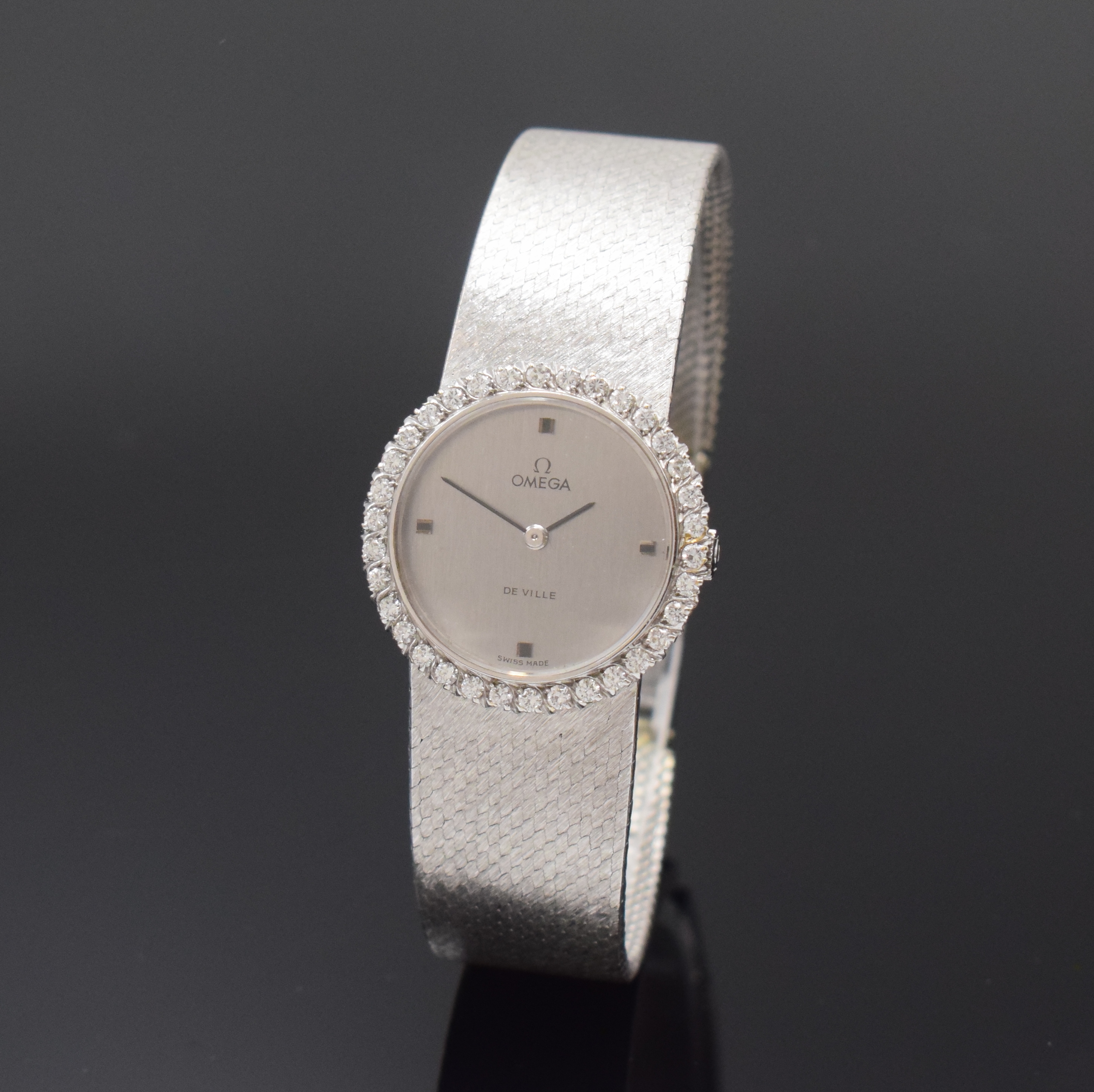 OMEGA De Ville Damenarmbanduhr in WG 750/000 mit Diamanten Referenz 7245, Schweiz um 1970, Handaufzug, 2-teil. Geh., Boden aufgedr., Lünette mit ...
