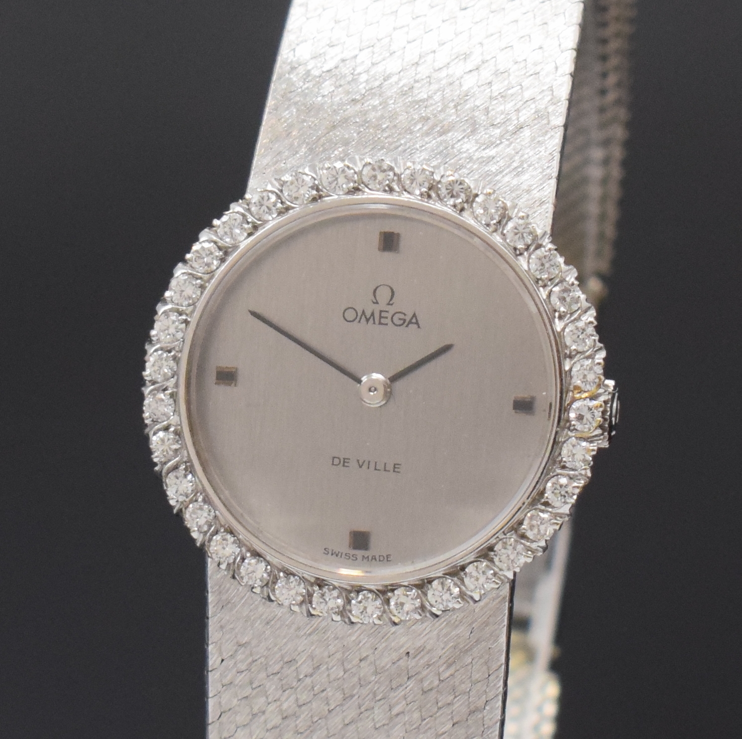 Detail a: OMEGA De Ville Damenarmbanduhr in WG 750/000 mit Diamanten Referenz 7245, Schweiz um 1970, Handaufzug, 2-teil. Geh., Boden aufgedr., Lünette mit ...