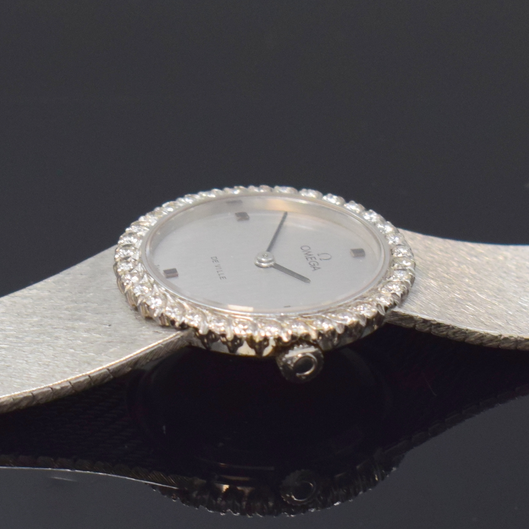 Detail d: OMEGA De Ville Damenarmbanduhr in WG 750/000 mit Diamanten Referenz 7245, Schweiz um 1970, Handaufzug, 2-teil. Geh., Boden aufgedr., Lünette mit ...