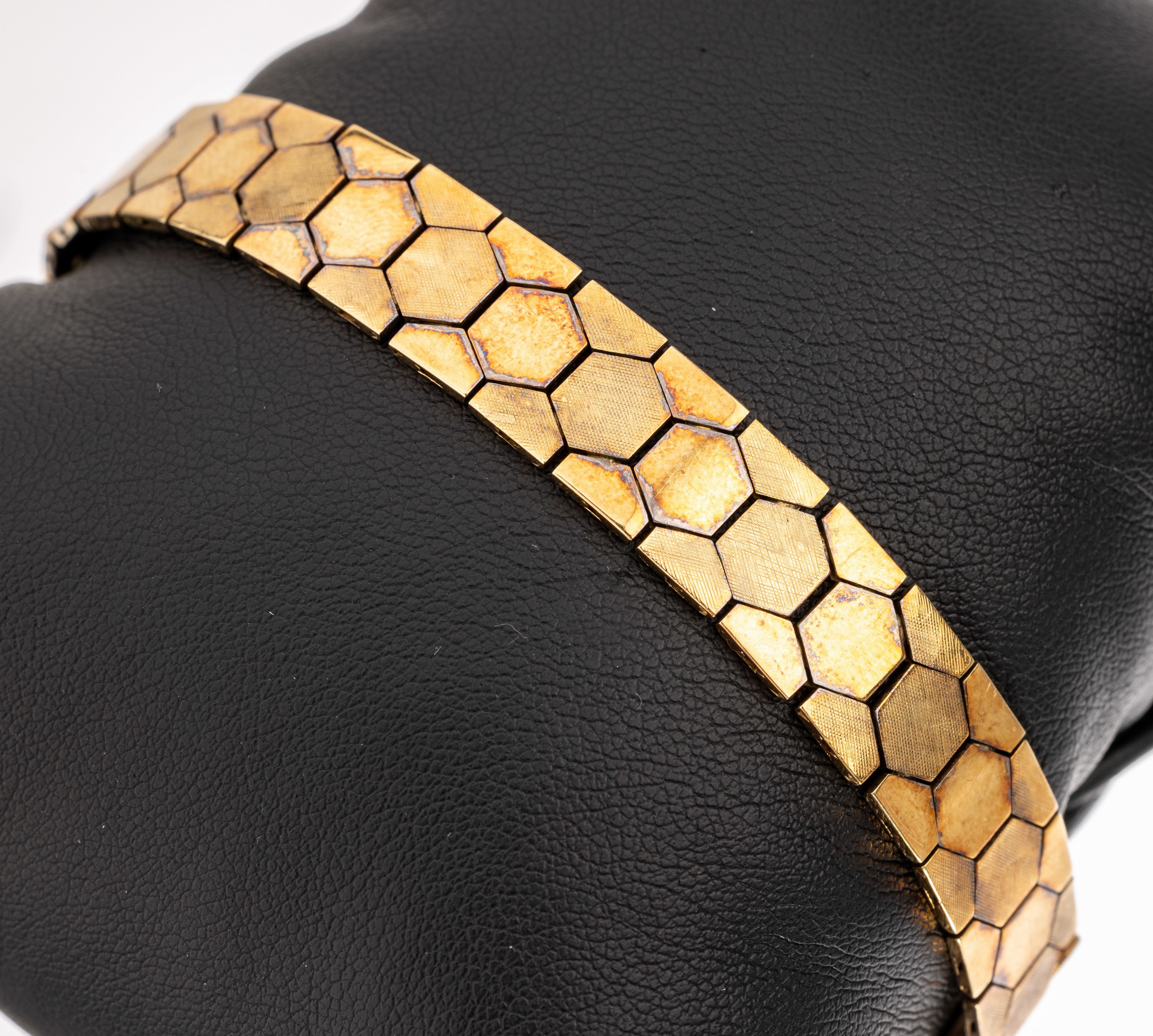 14 kt Gold Armband, GG 585/000, Wabenmuster, einzelne Waben z.T. struktur., L. ca. 18 cm,B. ca. 1 cm, Kastenschloß mit 2 Sicherheitsachten, ca. ...