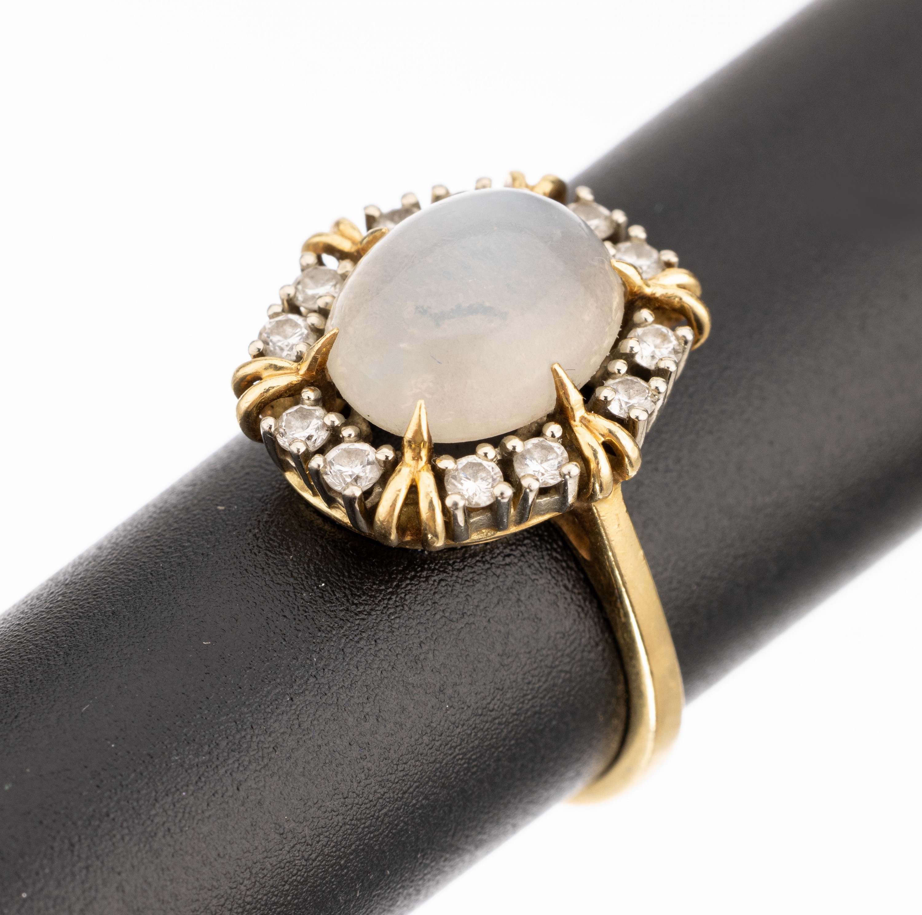 18 kt Gold Mondstein-Diamant-Ring, GG 750/ 000, ovaler Mondsteincabochon ca. 3.44 ct grav., umrahmt von 12 Brillanten zus. ca. 0.38 ct ...