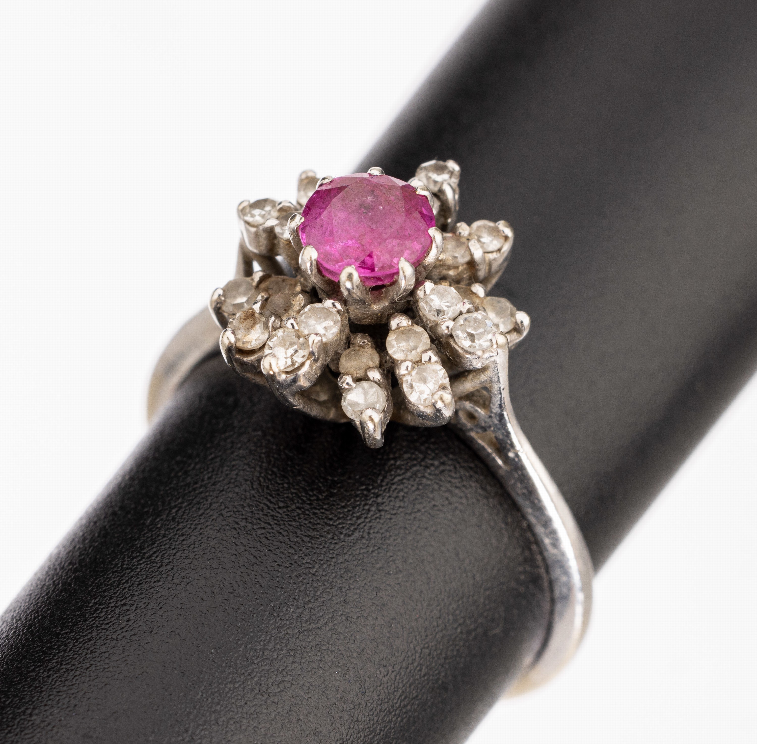 14 kt Gold Rubin-Diamant-Ring, WG 585/000, rundfacett. Rubin, Diamanten zus. ca. 0.30 ct get.Weiß/si-p1, RW 57, ca. 4 g