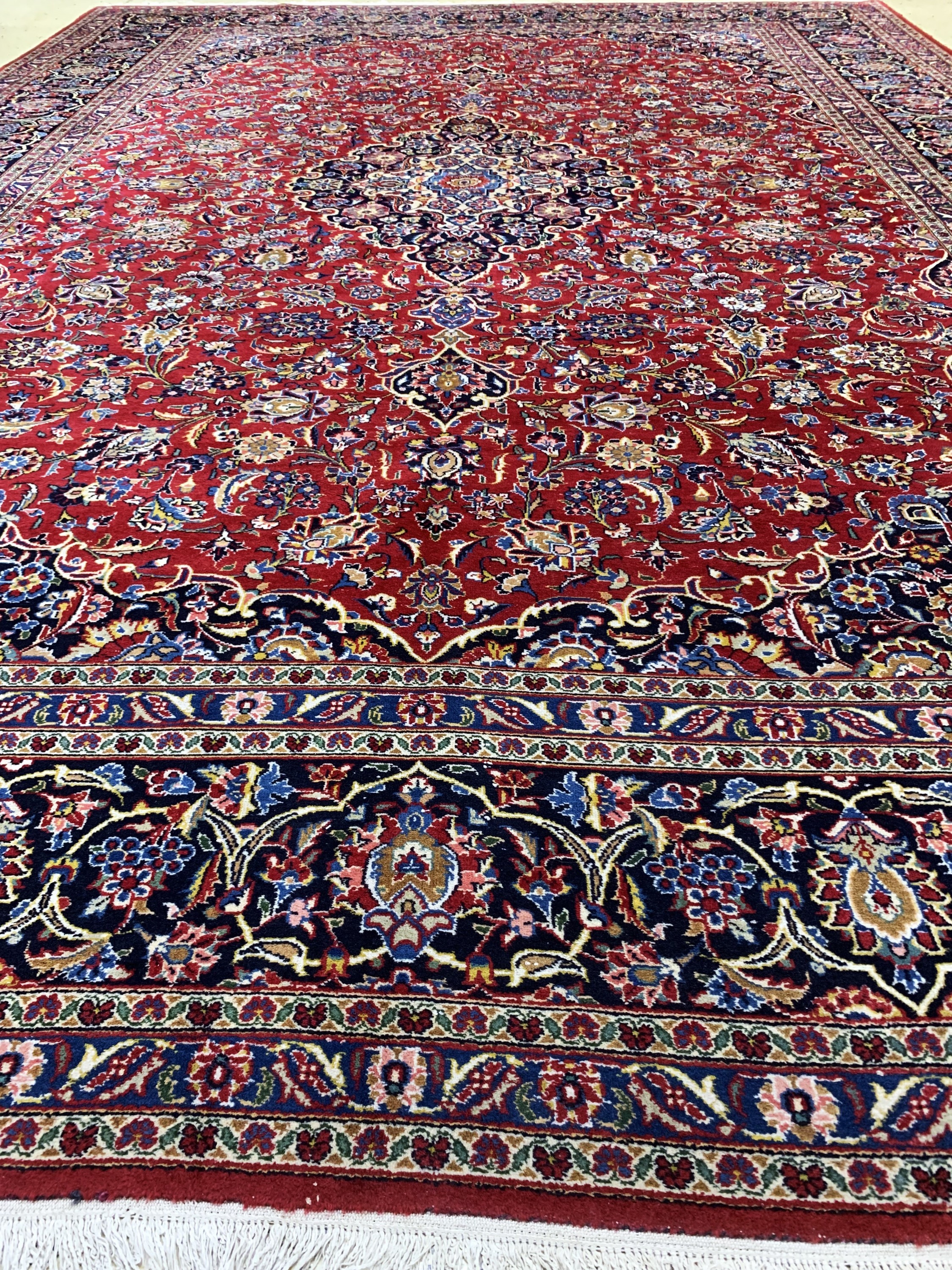 Detail g: Keschan sign., Persien, ca. 50 Jahre, Wolleauf Baumwolle, ca. 420 x 305 cm, EHZ: 2-3