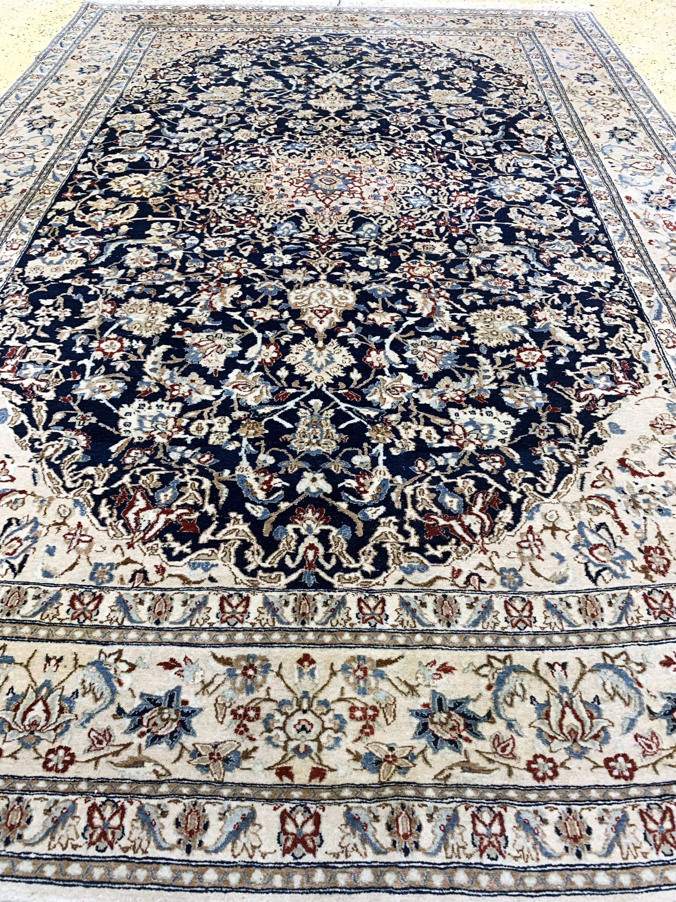 Detail d: Nain fein, Persien, um 1950, Korkwolle mit Seide, ca. 233 x 155 cm, ca. 800.000 Kn/qm, EHZ: 2