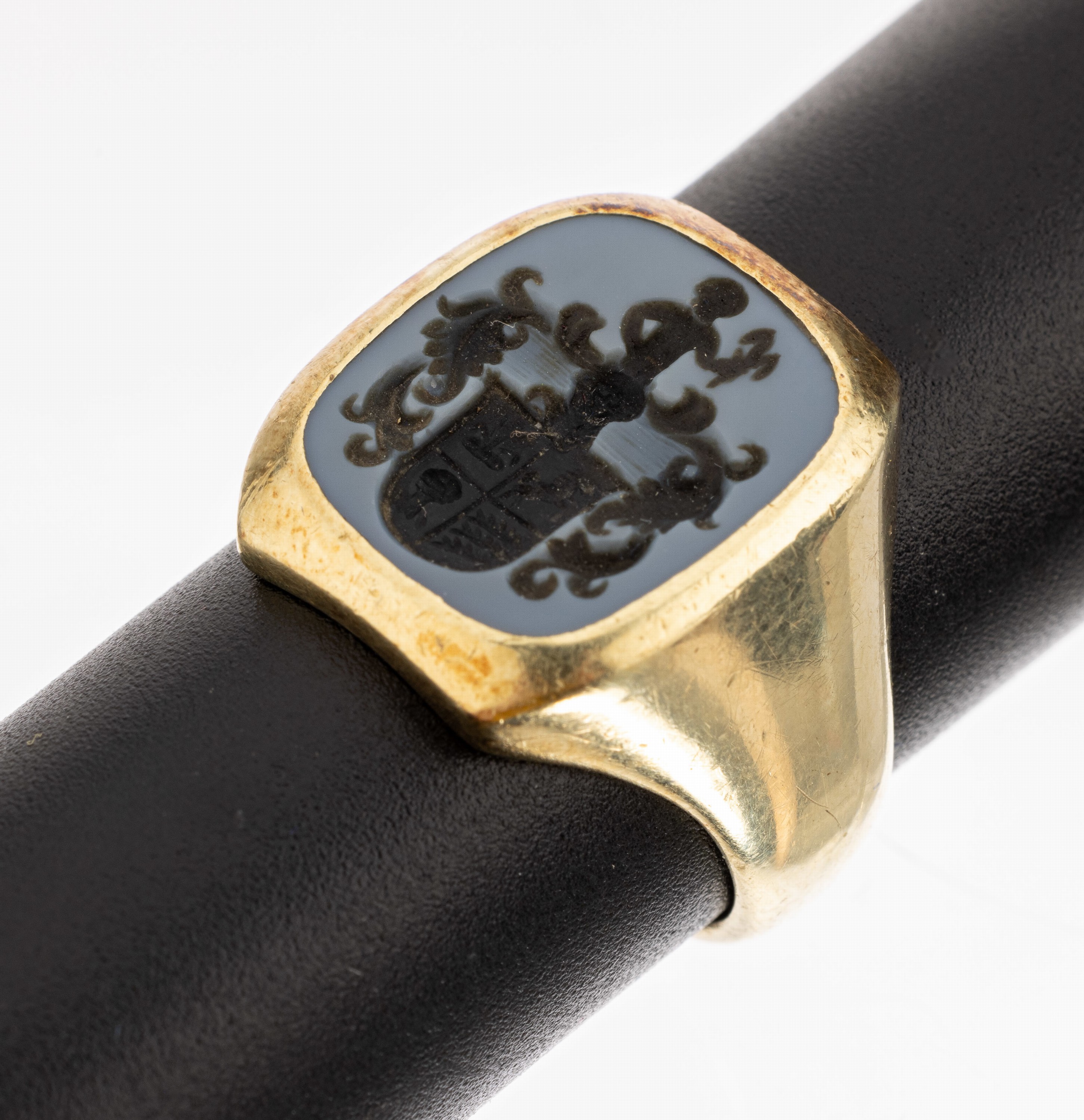 14 kt Gold Siegelring mit Lagenachat, GG 585/000, ovale Lagensteinplatte, mit Darstellung eines gotischen Familienwappens, RW 62, ca. 11.8 g