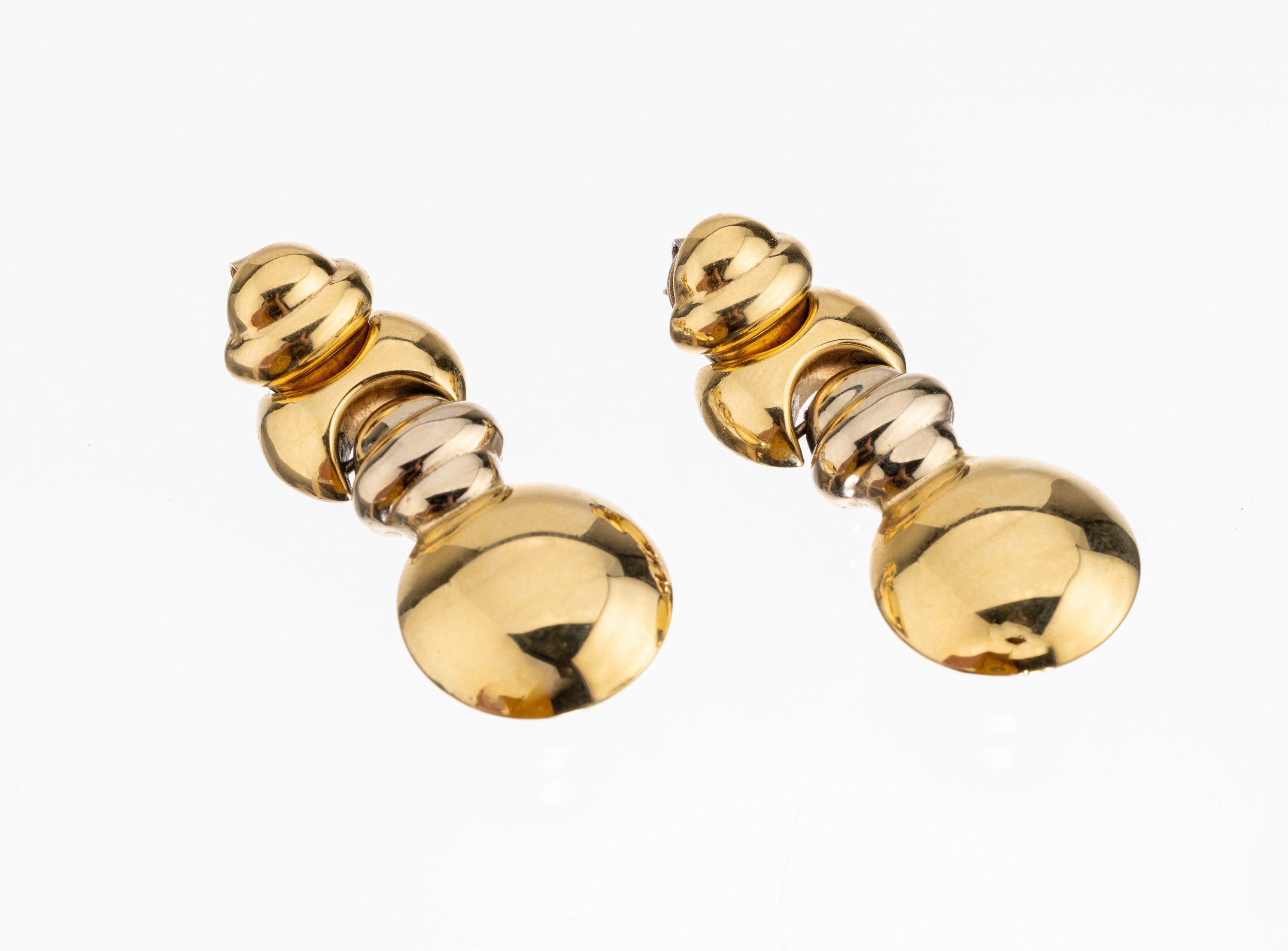 Paar 14 kt Gold Ohrstecker, GG/WG 585/000, hohl gearbeitet, bewegl., L. ca. 4 cm, 1x 835er Silber Brisur, ca. 10.4 g