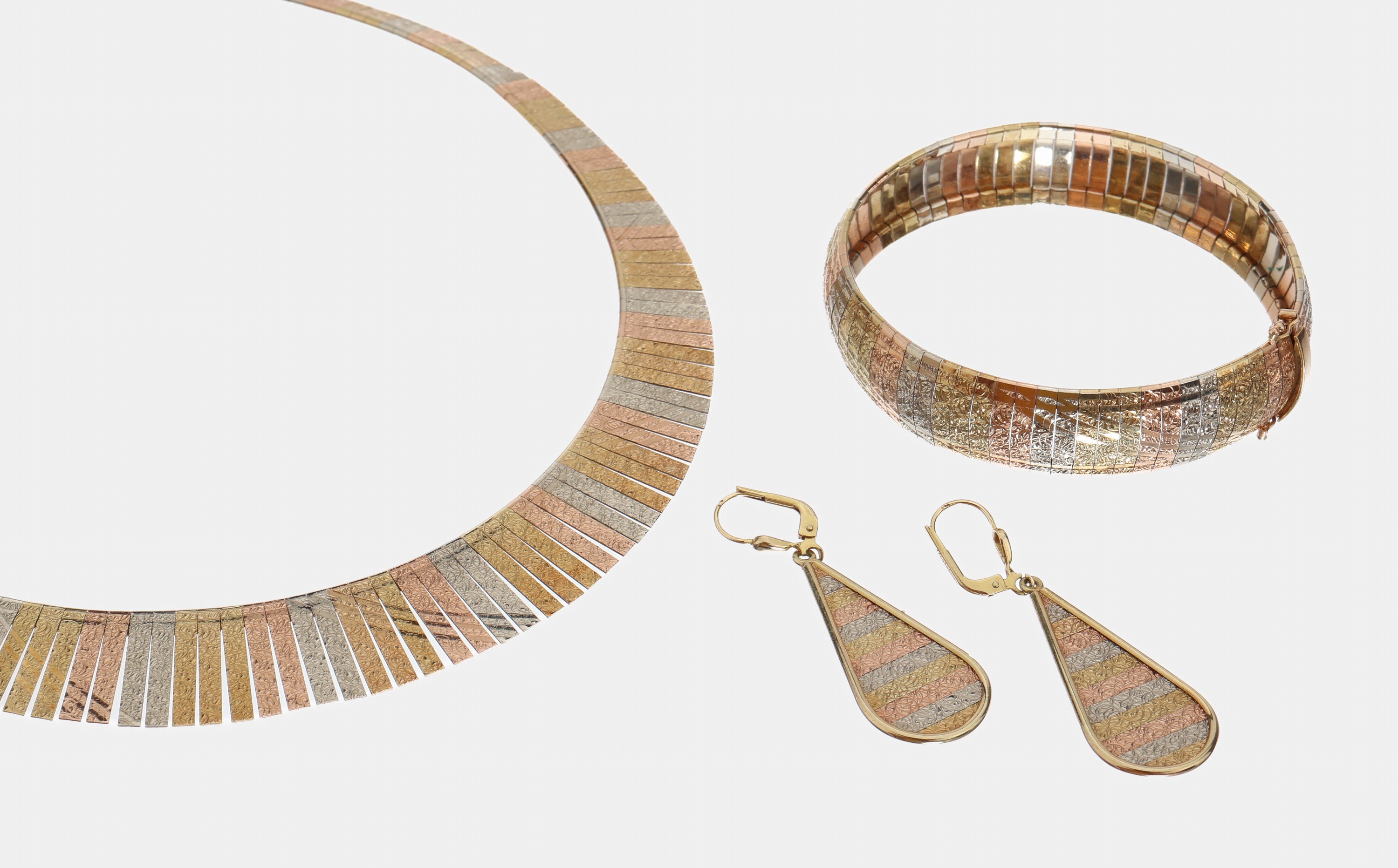 14 kt Gold Schmuckset, GG/WG/RoseG 585/000, best. aus: Collier L. ca. 43 cm, Stäbe im Verlauf, Kastenschloss mit Sicherheitsacht, Paar Ohrgehänge, ...