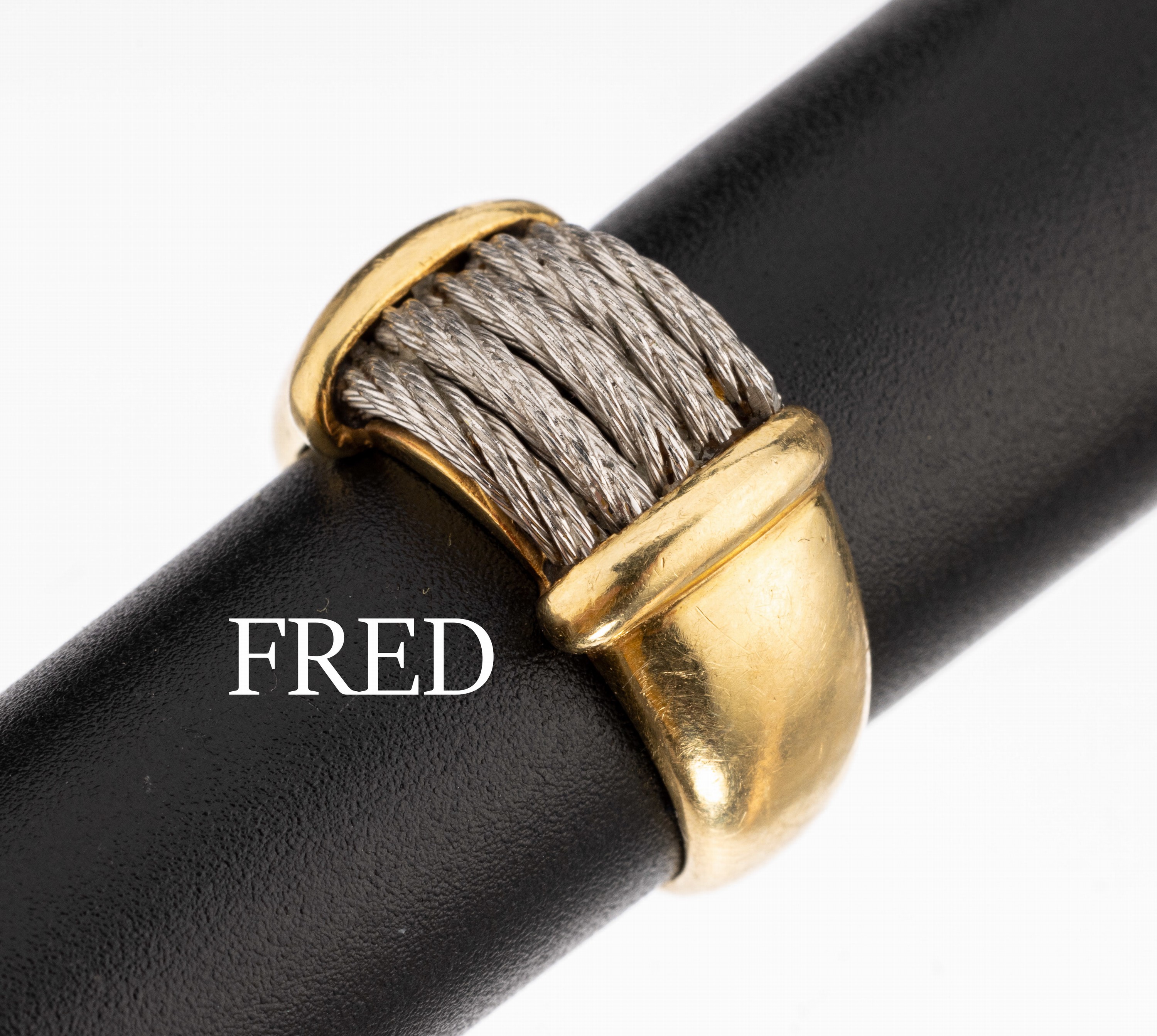 18 kt Gold FRED/Paris Ring, GG 750/000, mit 5 Stahldrähte bes., sign., RW 55, ca. 8.6 g