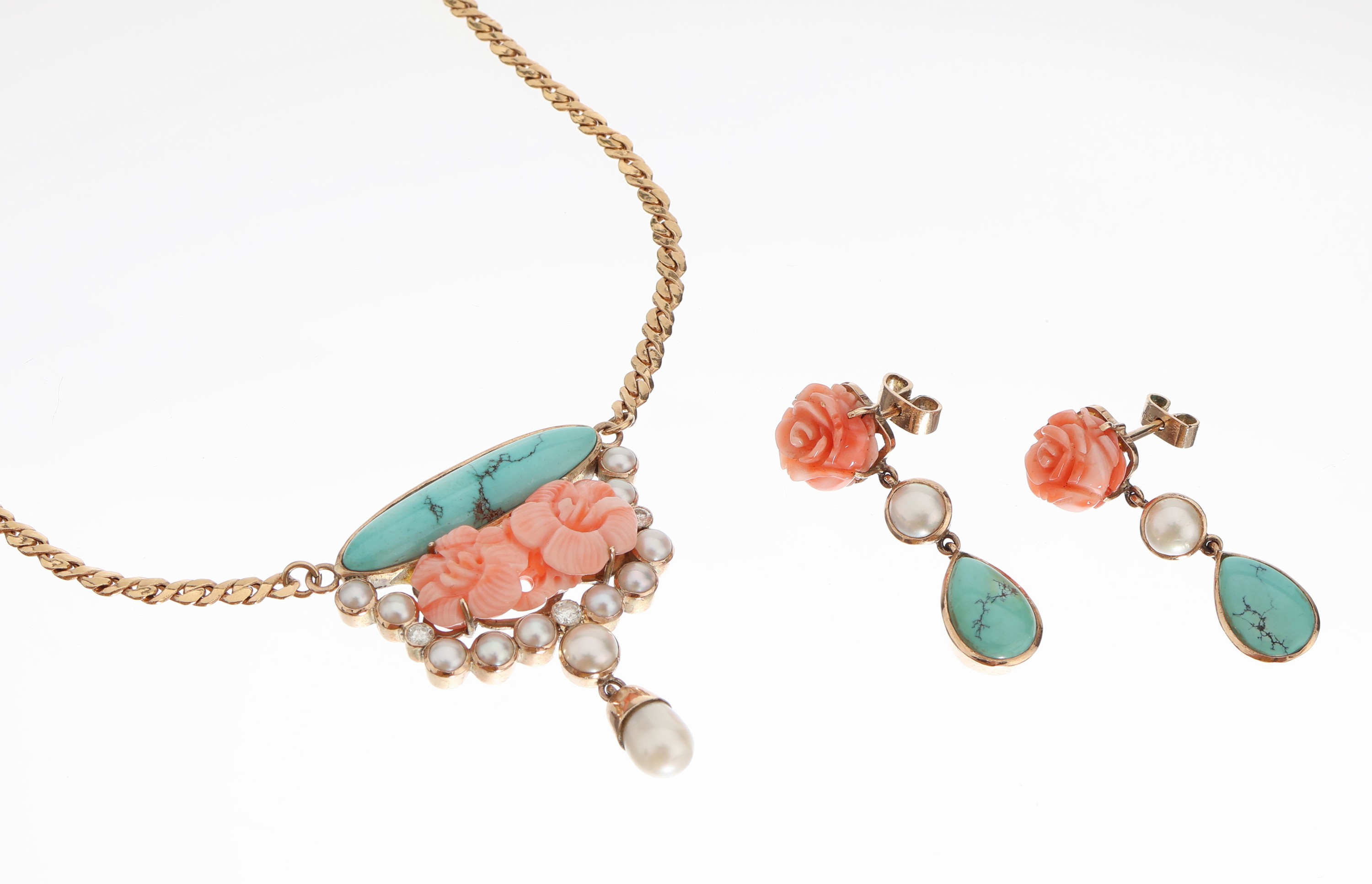14 kt Gold Farbstein Zuchtperl-Diamant- Schmuckset, GG 585/000, best. aus: Collier,Mittelteil mit geschnittener Engelhautkorallenblüten umgeben von ...