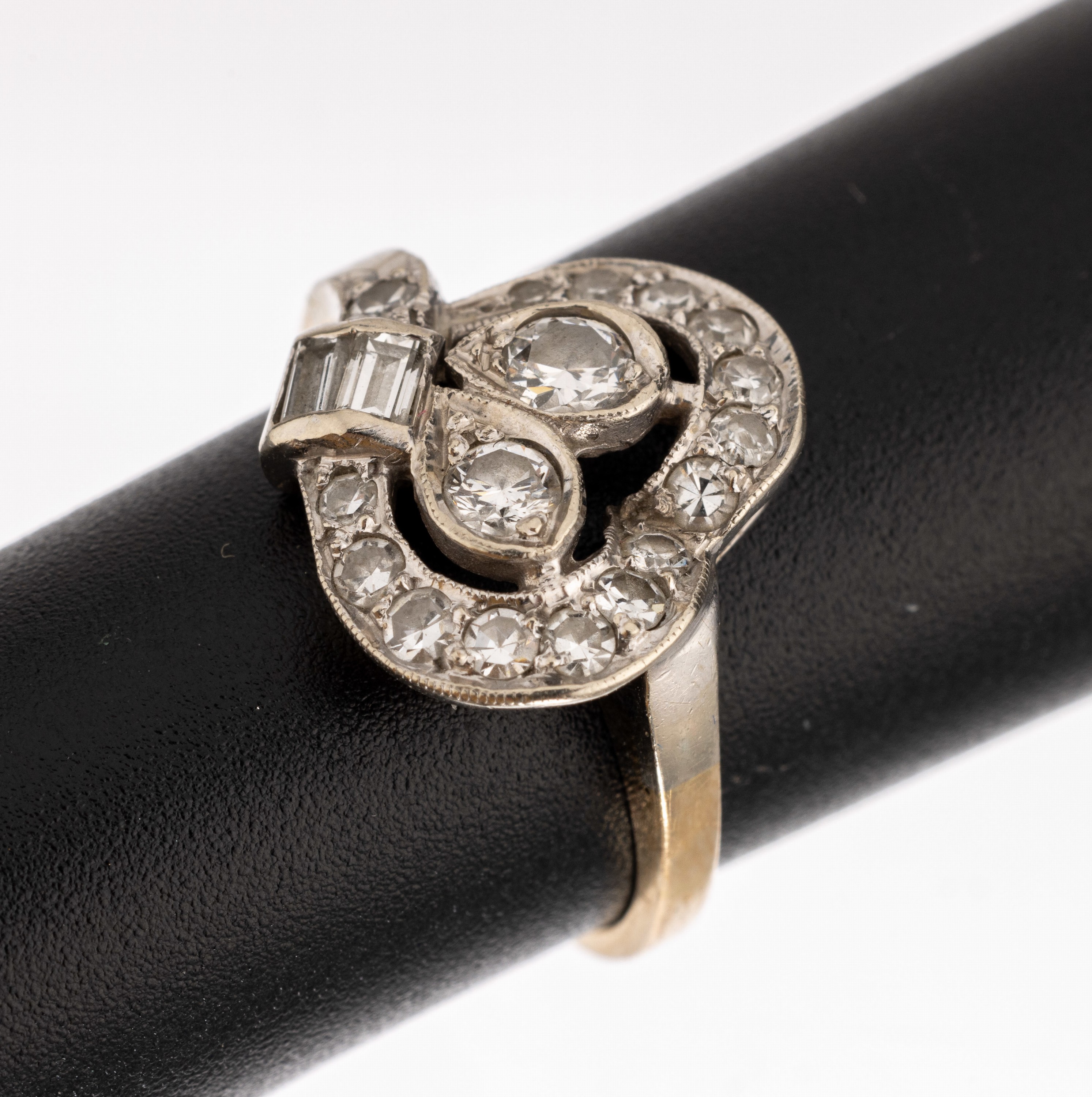 14 kt Gold Diamant-Ring, GG 585/000 gepr., Ringkopf Platin um 1920, 2 Altschliffdiamantenzus. ca. 0.20 ct Weiss/p1, umgeben von 2 Diamantbaguettes ...