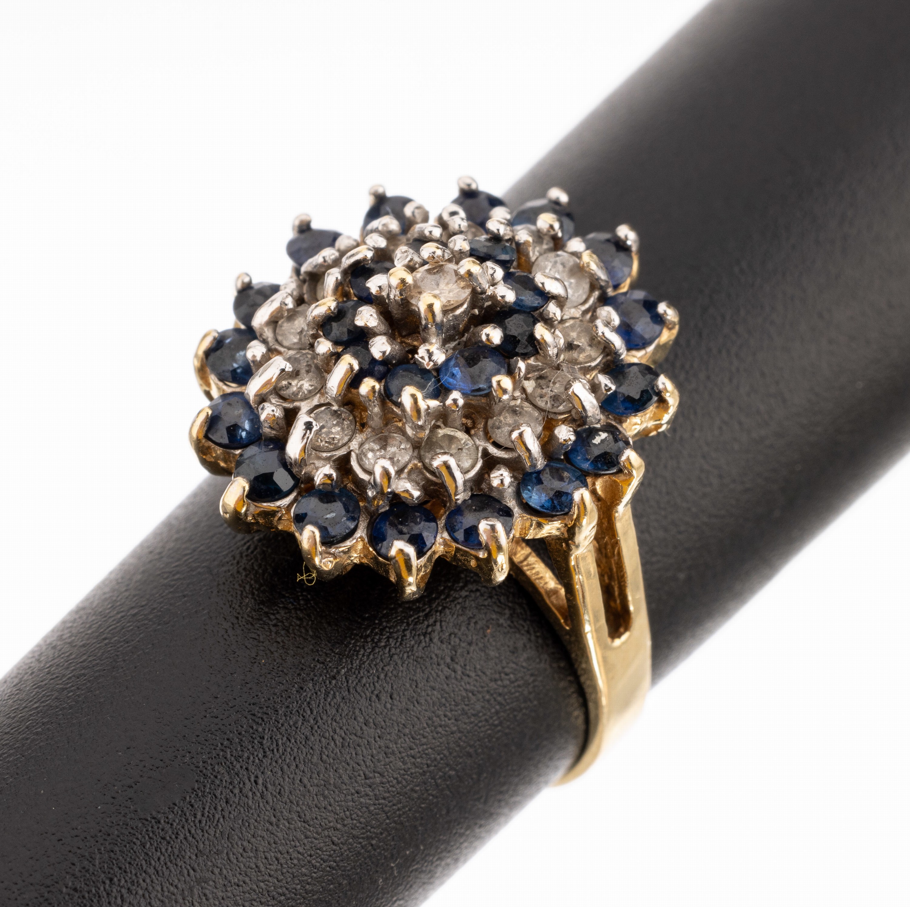 14 kt Gold Saphir Diamant Ring, GG 585/000 (gepr.), in mehreren Ebenen aufgebaut, 25 rundfacett. Saphire zus. ca. 0.50 ct, 14 Diamanten zus. ca. ...
