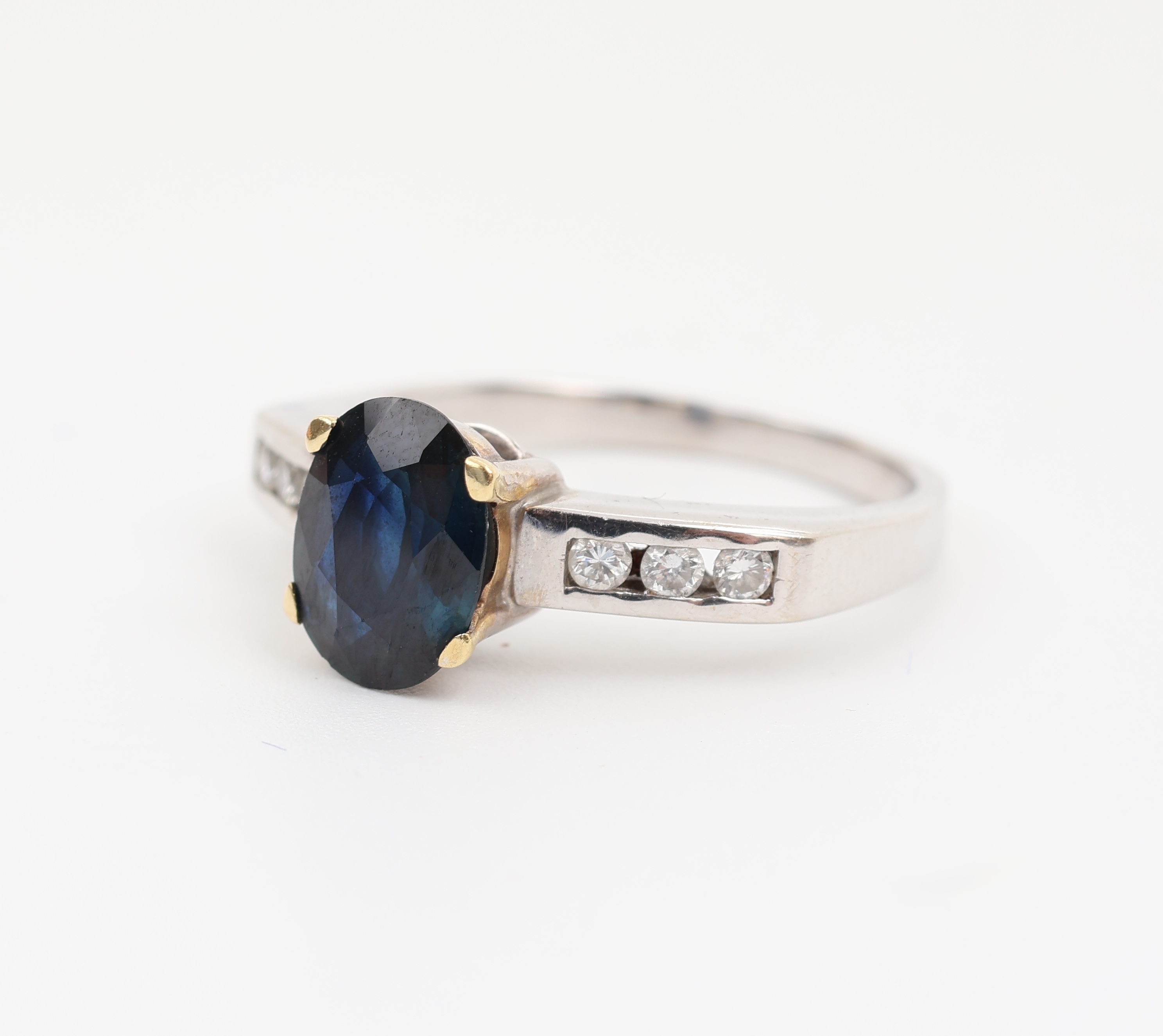 Detail a: 18 kt Gold Saphir-Brillant Ring, WG 750/000, ovalfacett. Saphir in GG gefasst ca. 1.0 ct, 6 Brillanten zus. ca. 0.06 ct Weiss/si, total ca. 3.8 g, ...