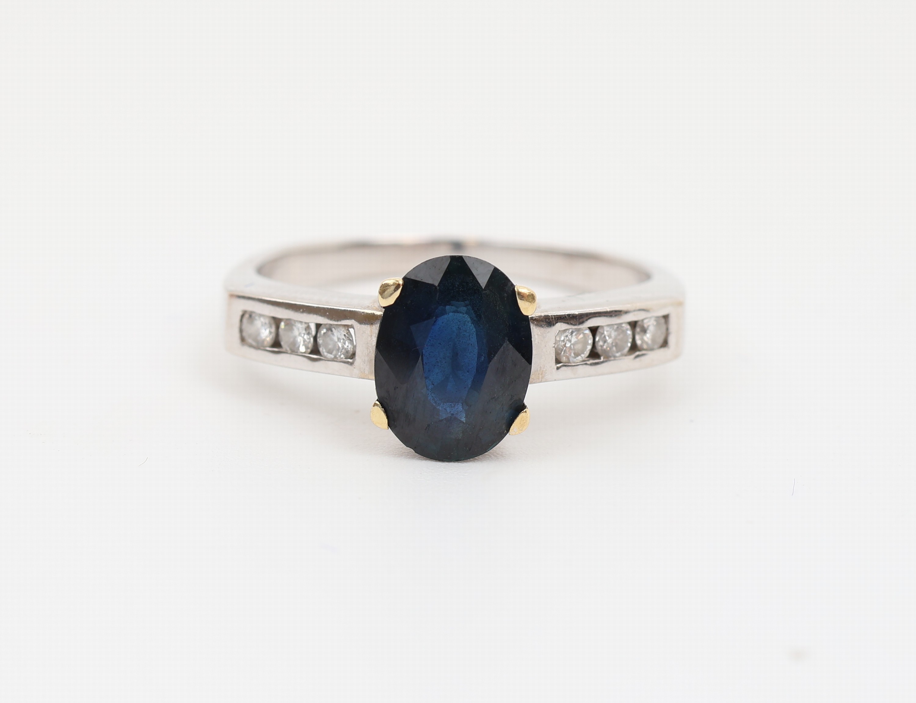 Detail b: 18 kt Gold Saphir-Brillant Ring, WG 750/000, ovalfacett. Saphir in GG gefasst ca. 1.0 ct, 6 Brillanten zus. ca. 0.06 ct Weiss/si, total ca. 3.8 g, ...