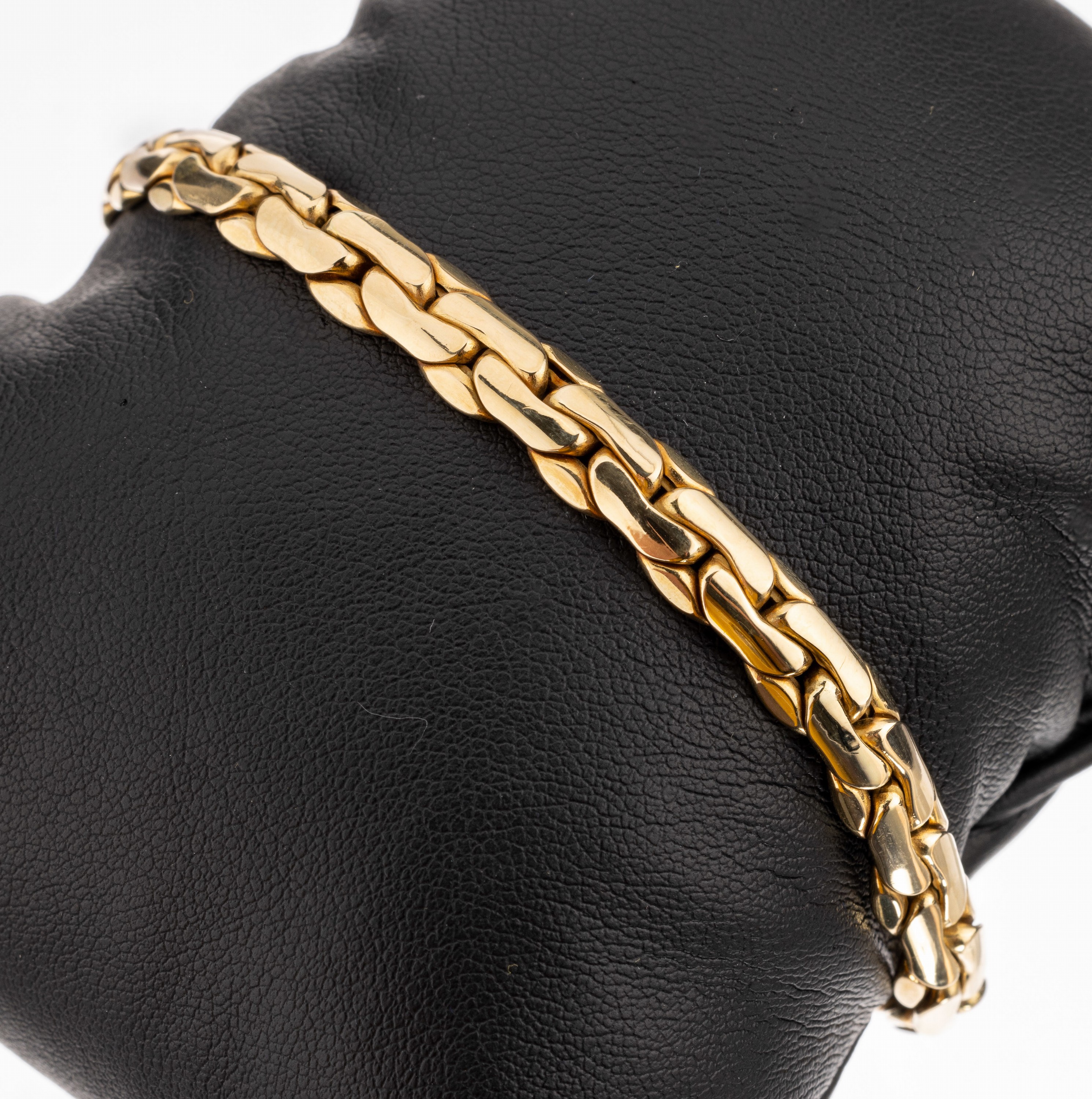 14 kt Gold Armband, GG 585/000, L. ca. 19 cm, gr. runde Karabinerschliesse mit 2 Onyx- Cabochons, ca. 15.3 g