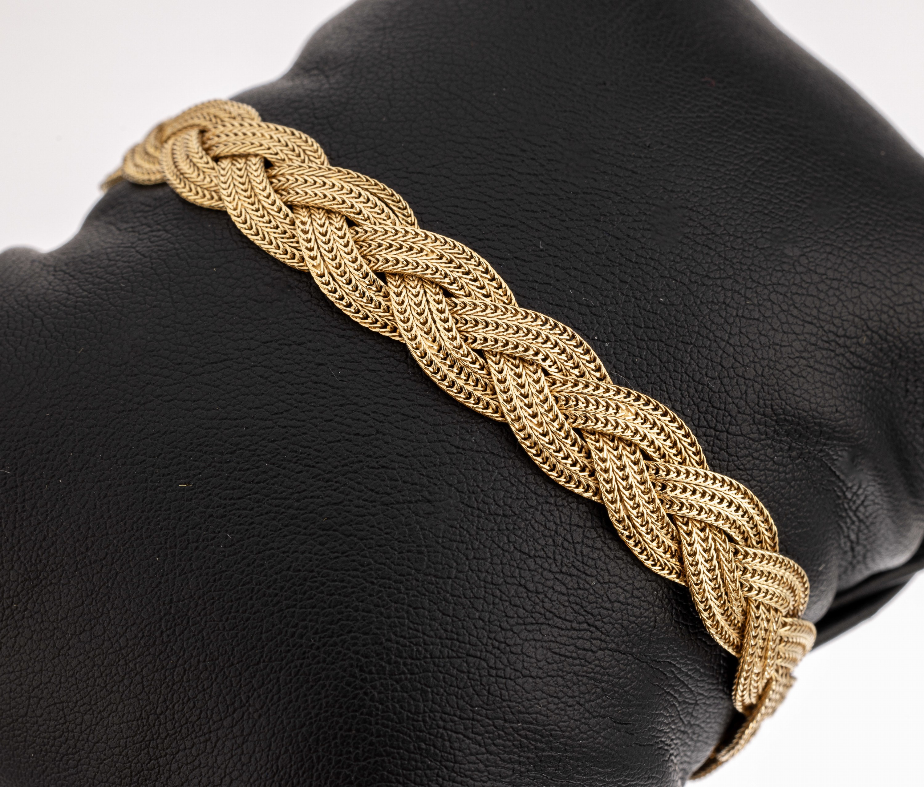 14 kt Gold Armband, GG 585/000, 2-rhg. ineinander verschlungen, L. ca. 19 cm, Kastenschloss mit 1 Sicherheitsacht, ca. 14.9 g