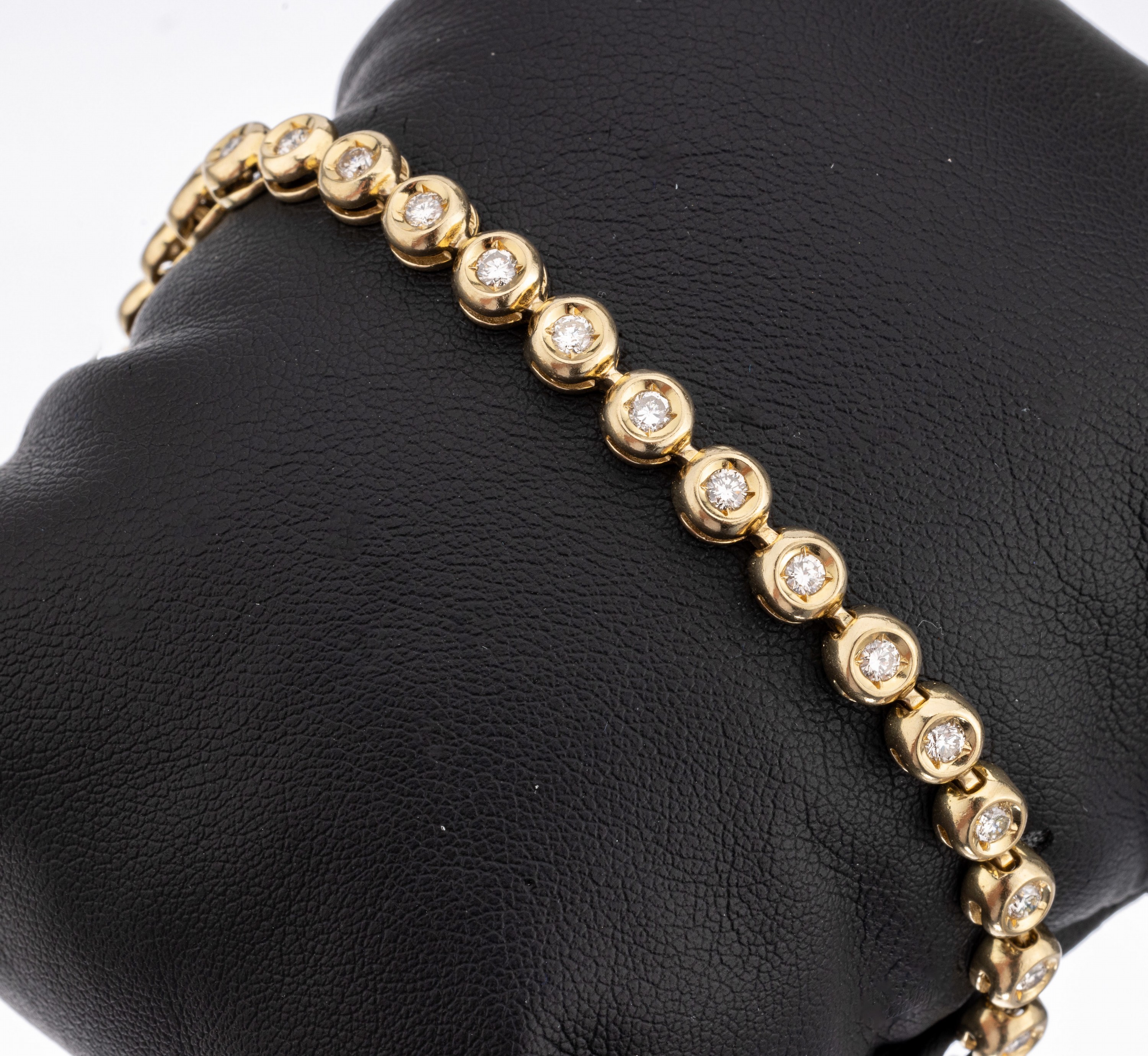 14 kt Gold Rivierearmband mit Brillanten, GG 585/000, gepr., 32 Brillanten zus. ca. 1.60 ct Weiss/p 1, L ca. 20 cm, Kastenschlo? mit ...