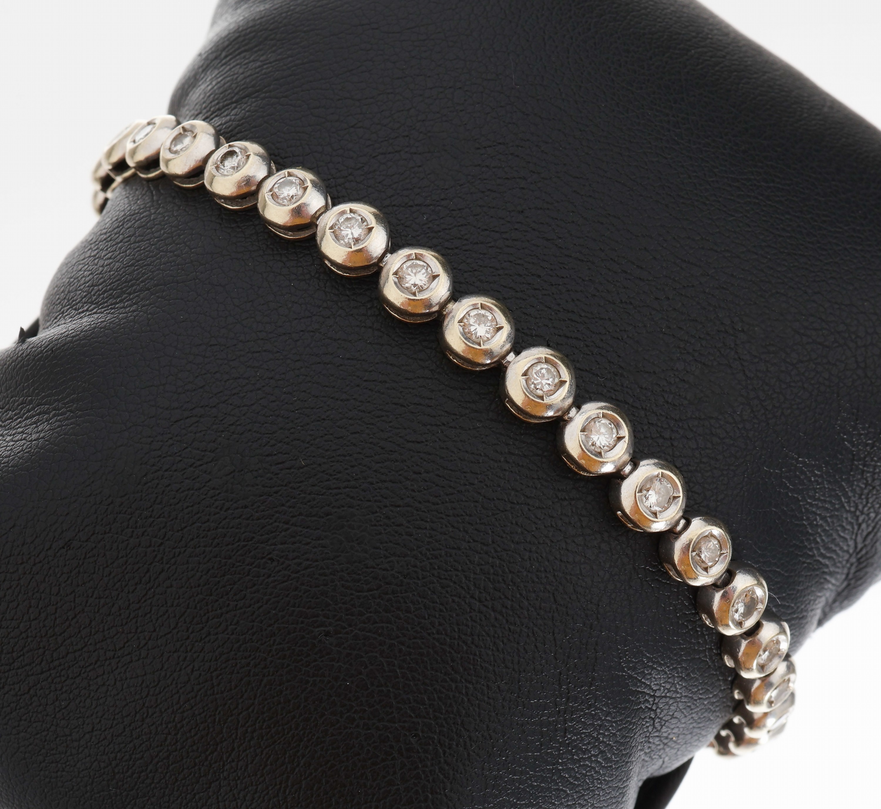 14 kt Gold Diamant-Linienarmband, WG 585/000, Rhodinierung muss erneuert werden, 32 Diamanten zus. ca. 1.90 ct Weiss/p1, Kastenschloss mit ...