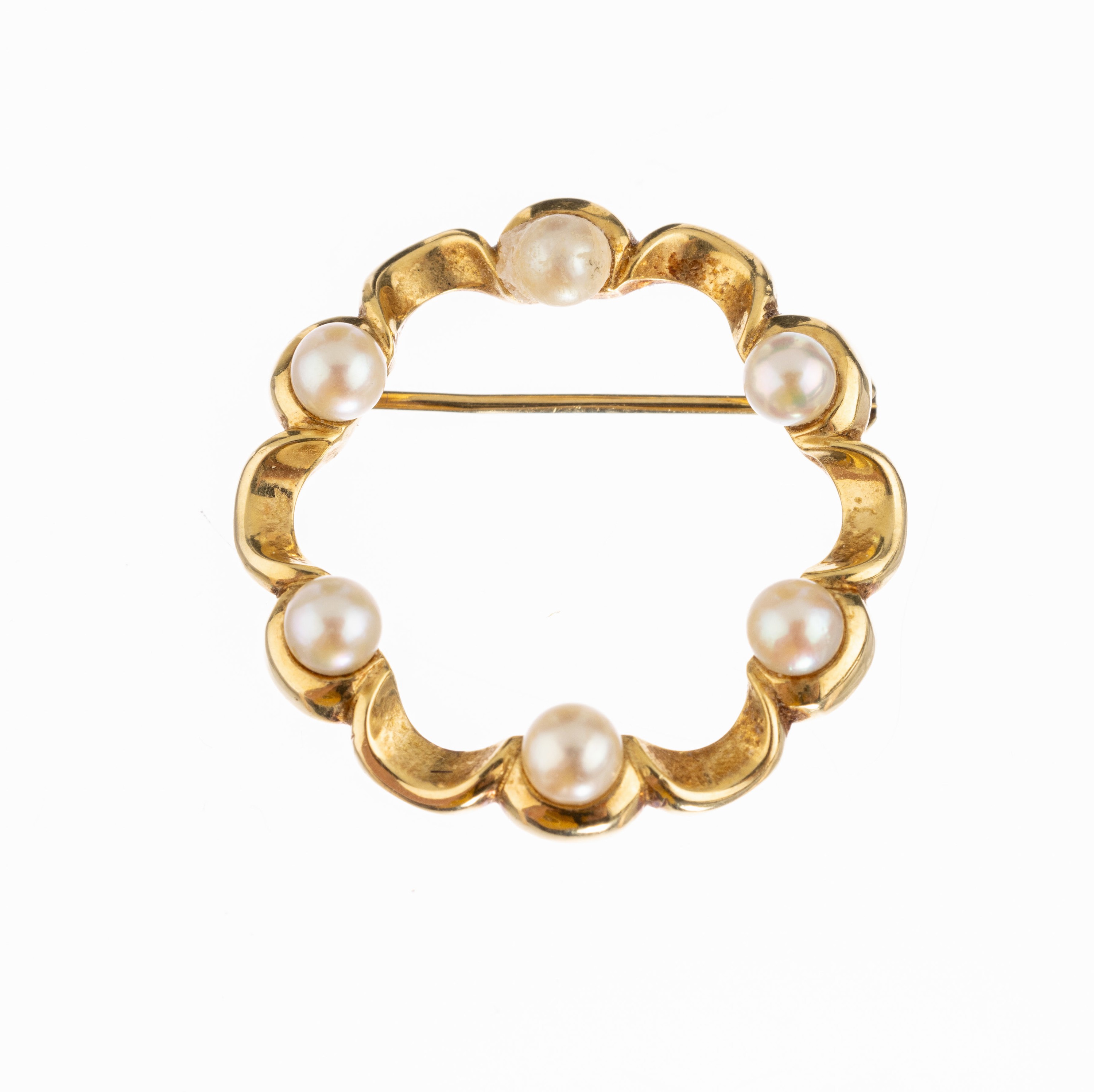 14 kt Gold Zuchtperl-Brosche, GG 585/000, Kreisform, 6 kl. Zuchtperlen, D. ca. 3.9 mm, D. ca. 3 cm, ca. 2.9 g, Meistermarke unged.