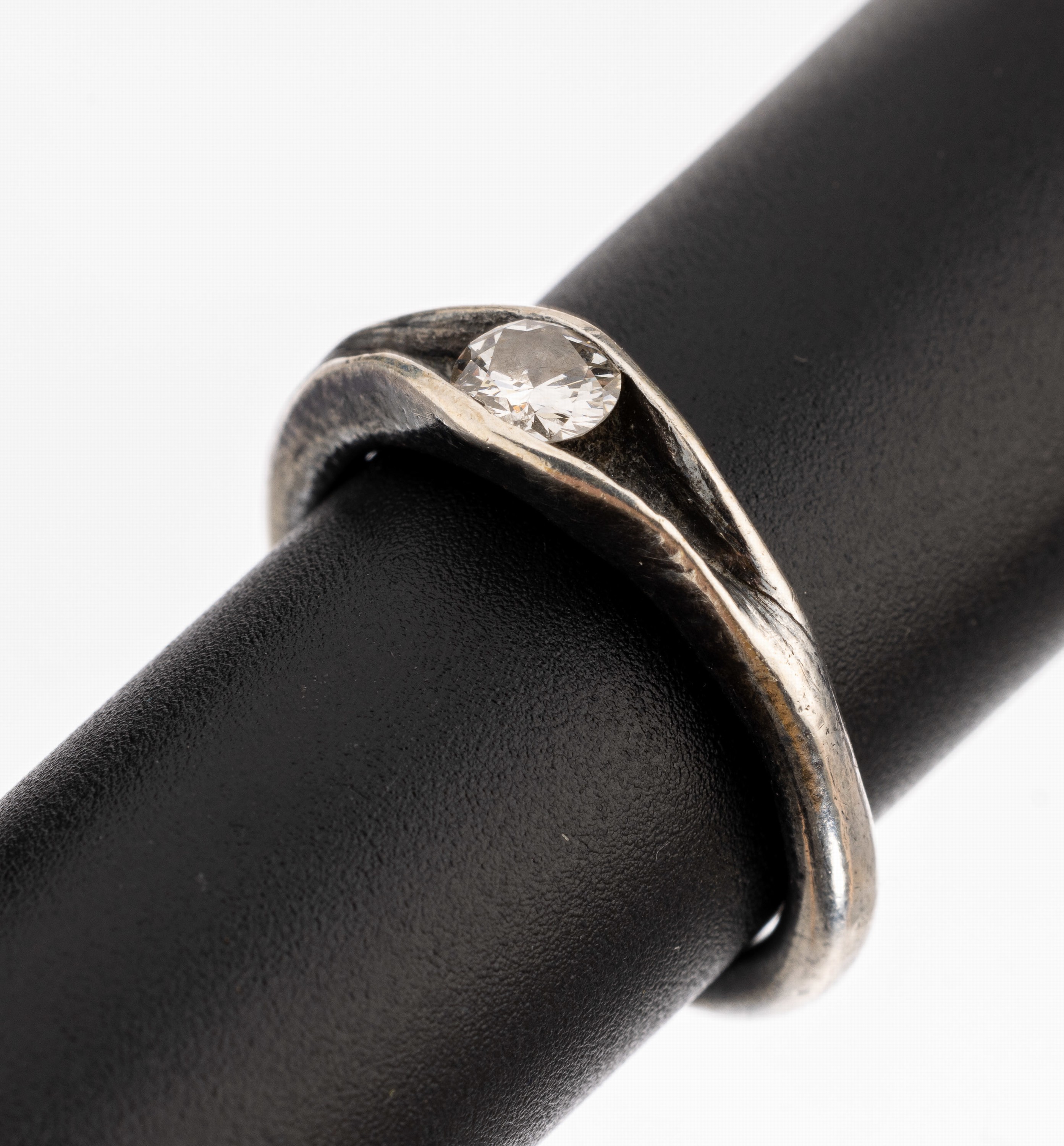 Brillant-Ring, Silber gepr., aussergewöhnliche Gestaltung, einzelner Brillant ca. 0.50 ct Weiss/p 1, RW 60