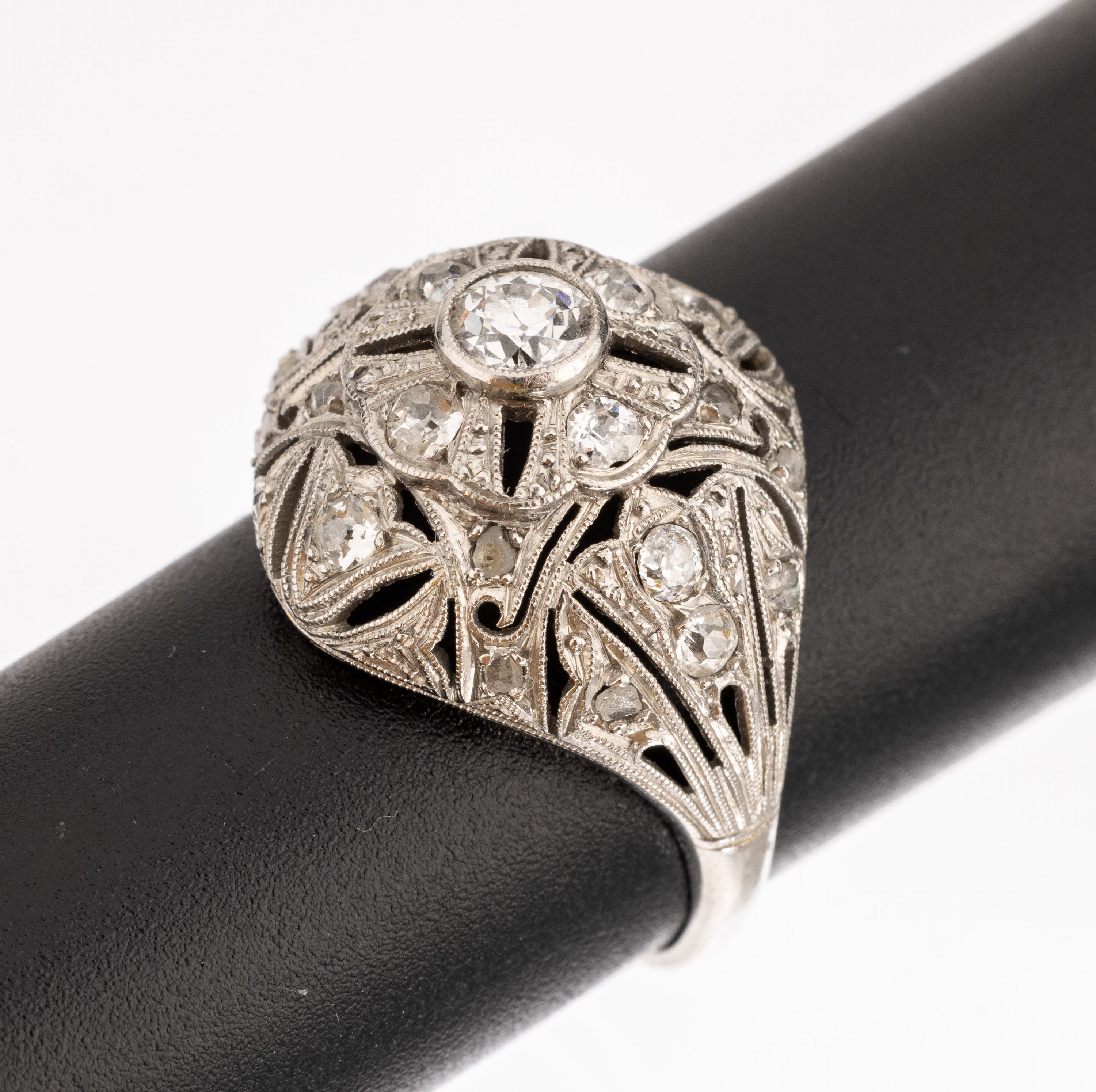 Platin Art-Deco Diamant-Ring, um 1915-20, Pt gepr., Ringkopf durchbrochen gearbeitet, 11Altschliffdiamanten und 12 Diamantrosen zus. ca. 0.70 ct ...