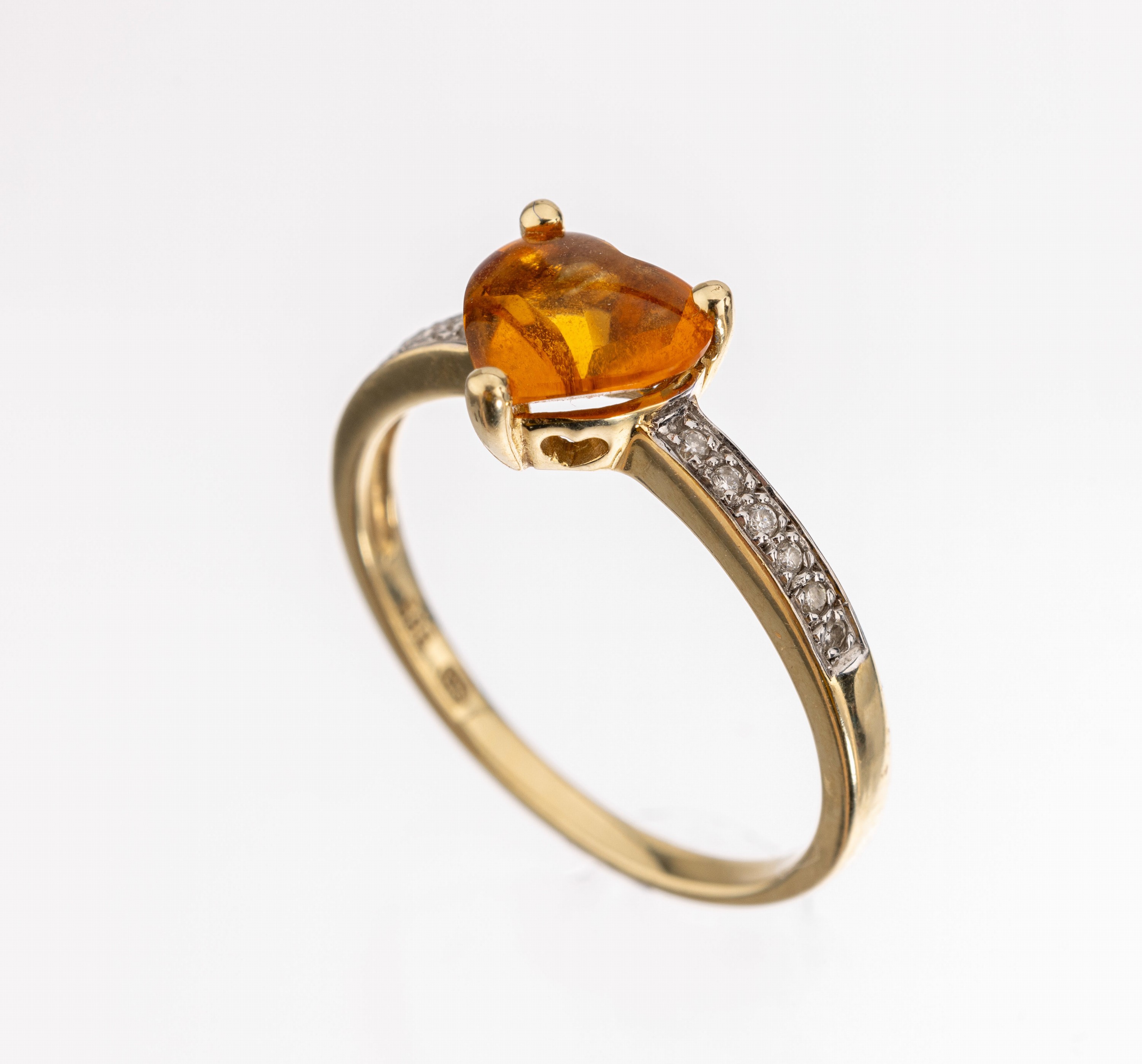 14 kt Gold Citrin-Brillant-Ring, GG 585/000, mittig herzf. Citrin im Buff Top Schliff ca. 0.40 ct, Ringschultern mit 12 Brillanten in rhod. Fassung ...