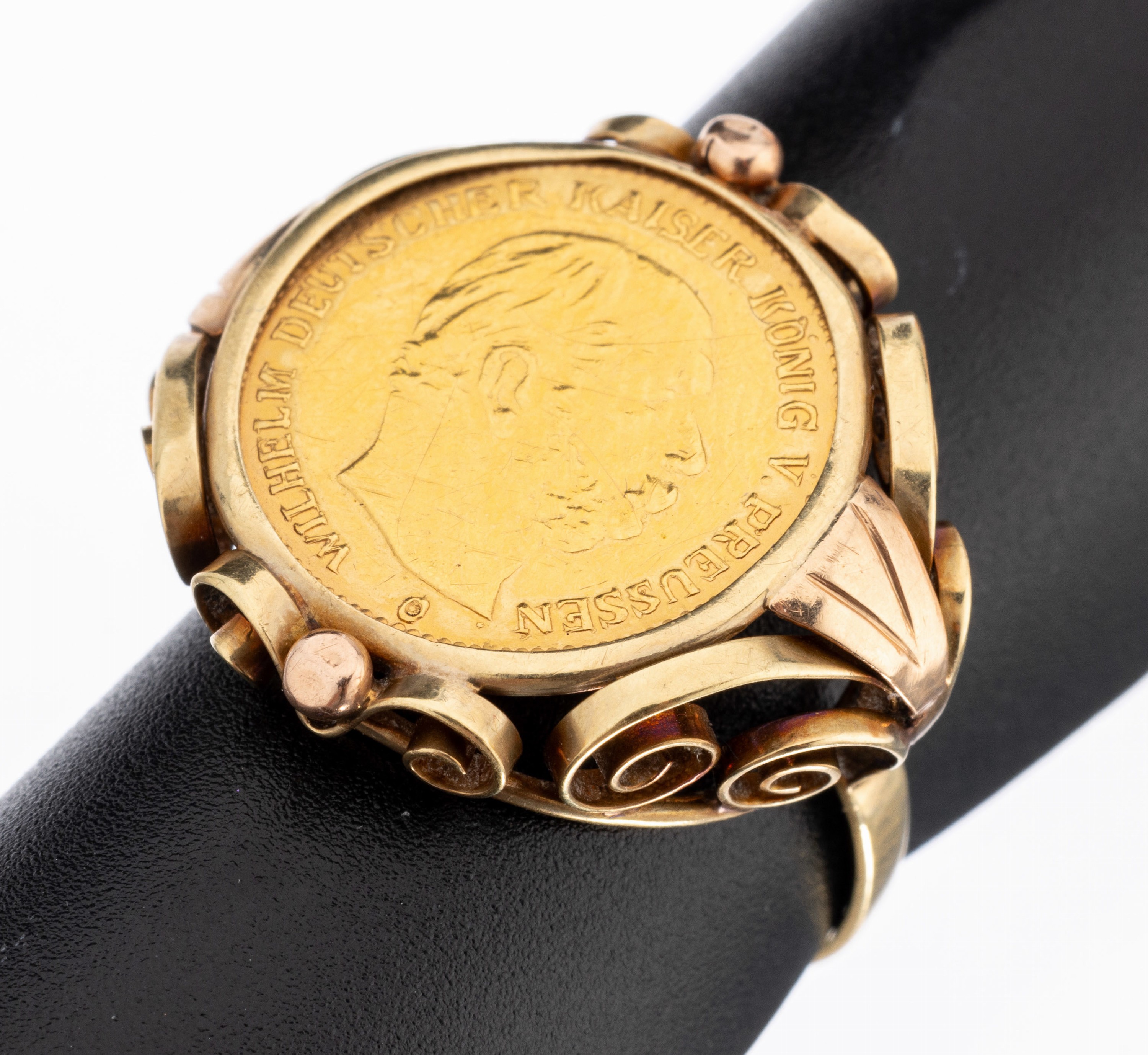 14 kt Gold Münz-Ring, 1950er Jahre, GG/RG 585/000 gepr., Rahmung geschwungen, lose gefasste 5 Mark Goldmünze, Deutsches Reich 1877, Wilhelm ...