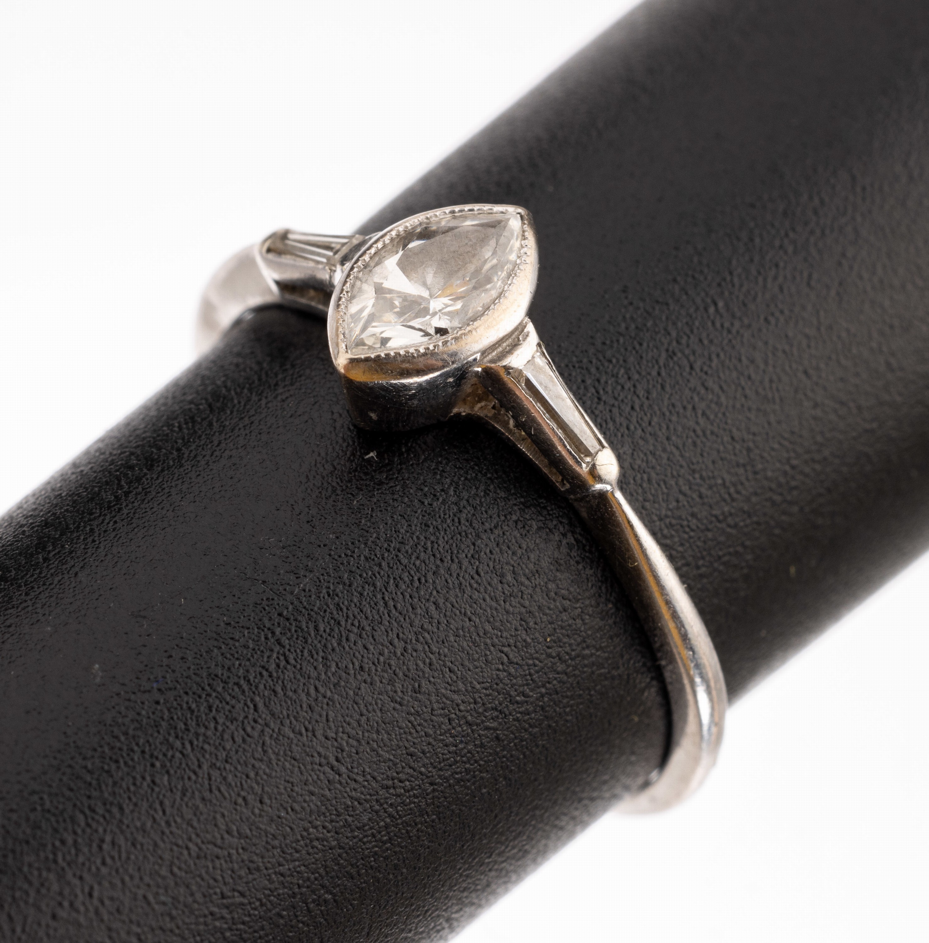 14 kt Gold Diamant-Ring, WG 585/000, 1 Diamantnavette ca. 0.35 ct Weiß/si, Ringschultern mit 2 Diamant-Trapezen zus. ca. 0.08 ct Weiß/si, RW 58