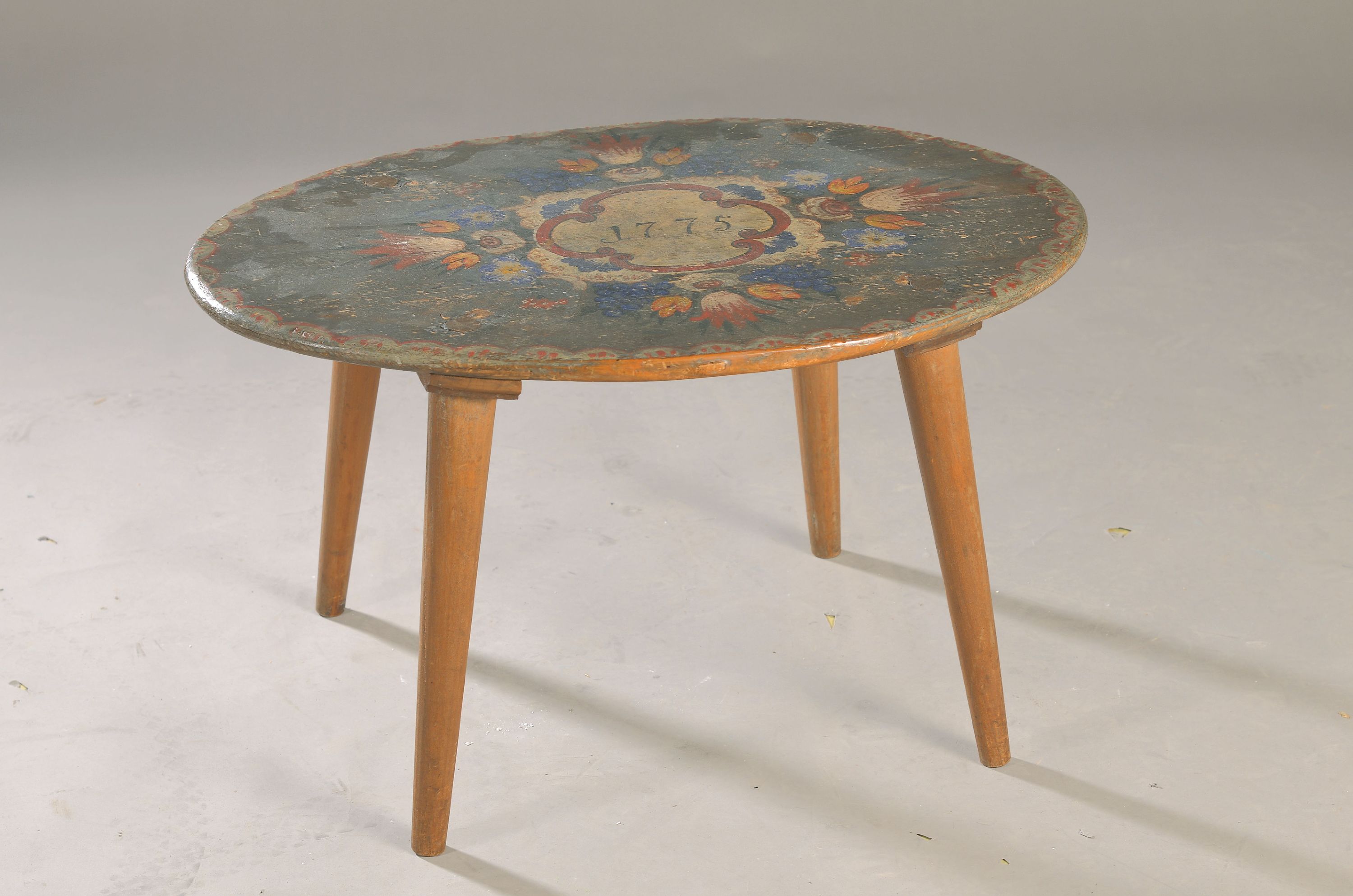 Bemalter Beistelltisch, dat. 1775, Eiche massiv, Bemalung z.T. erneuert, auf vier spitzen Beinen, ca. 43 x 73 cm, EZ 2-3
