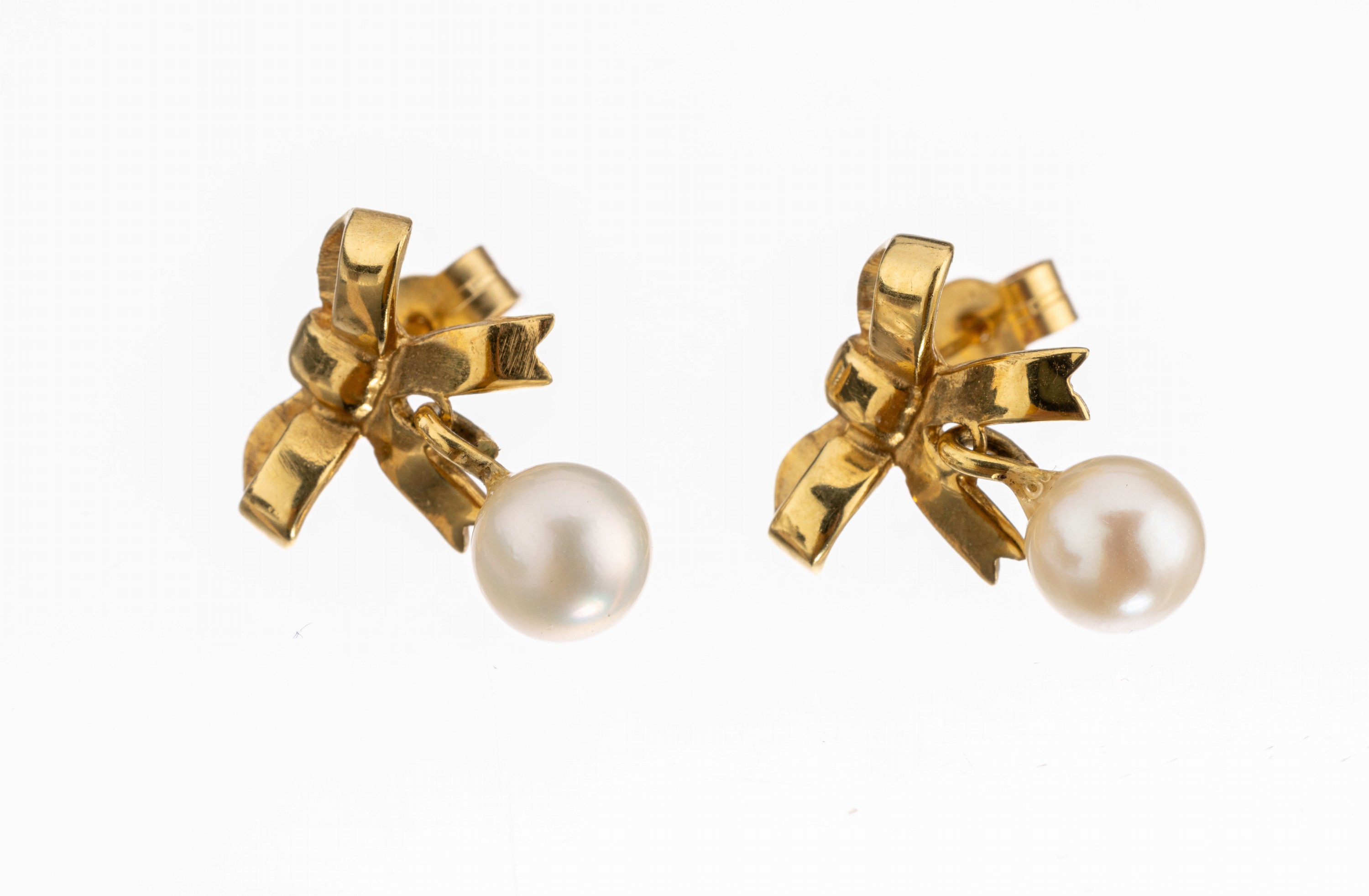 Paar 18 kt Gold Perl-Ohrstecker, GG 750/000, schleifenförmig mit bewegl. Zuchtperlabhängungen, ca. 3.8 g