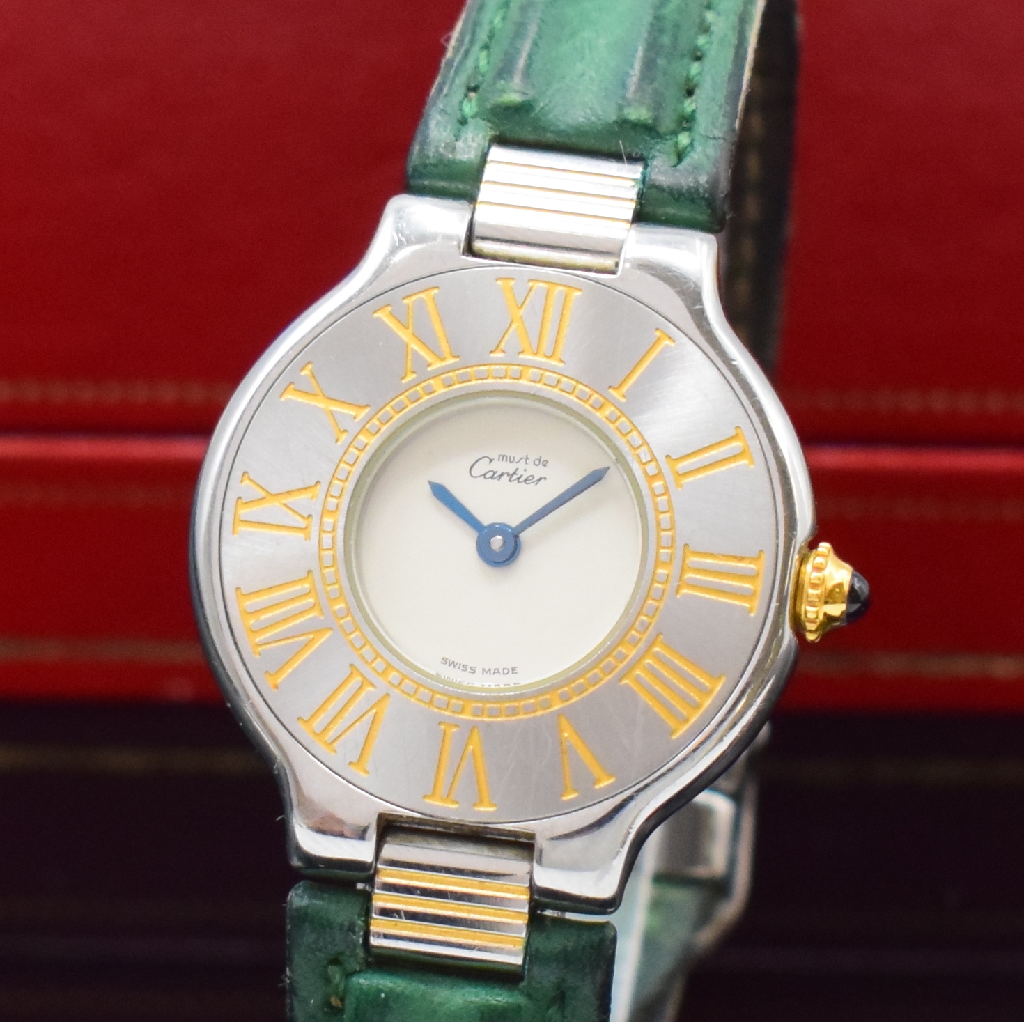 Detail a: CARTIER 21 Damenarmbanduhr in Stahl/Gold Referenz 125000P, Schweiz um 1995, quartz, 6-fach verschr. Geh., breite Lünette m. gold. röm. Zahlen, ...